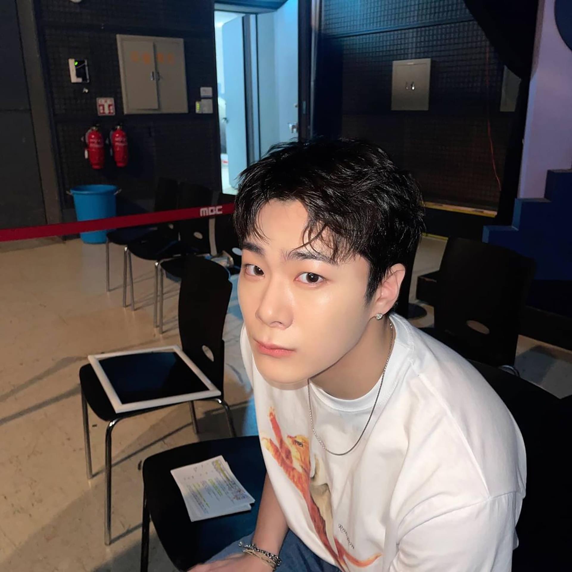 Moo<i></i>nbin looking up at the camera.