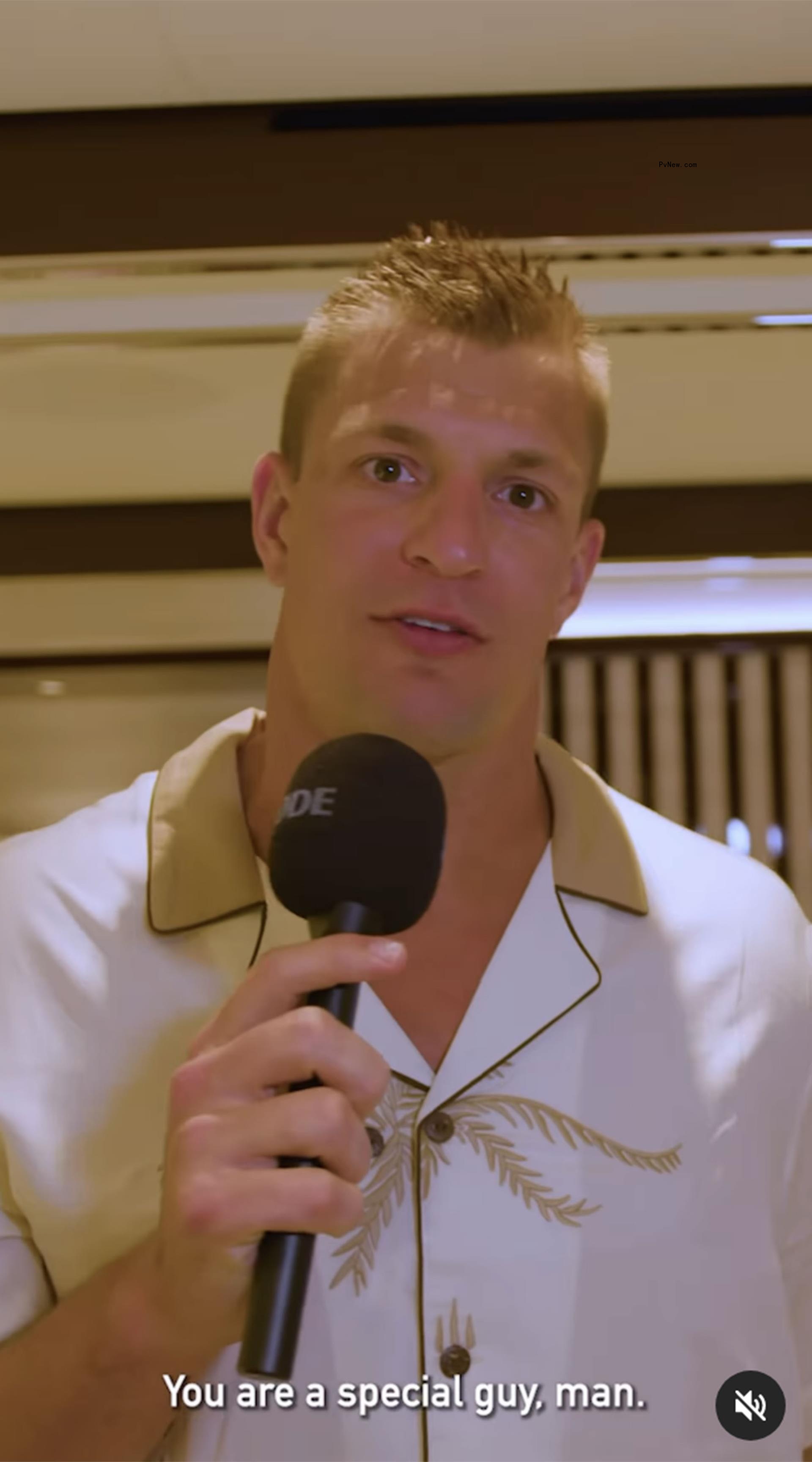 Rob Gro<i></i>nkowski talking into a microphone 