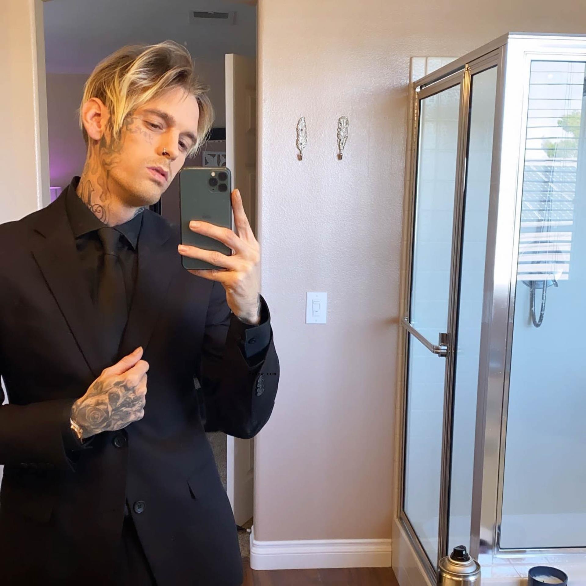 Aaron Carter taking a mirror selfie.
