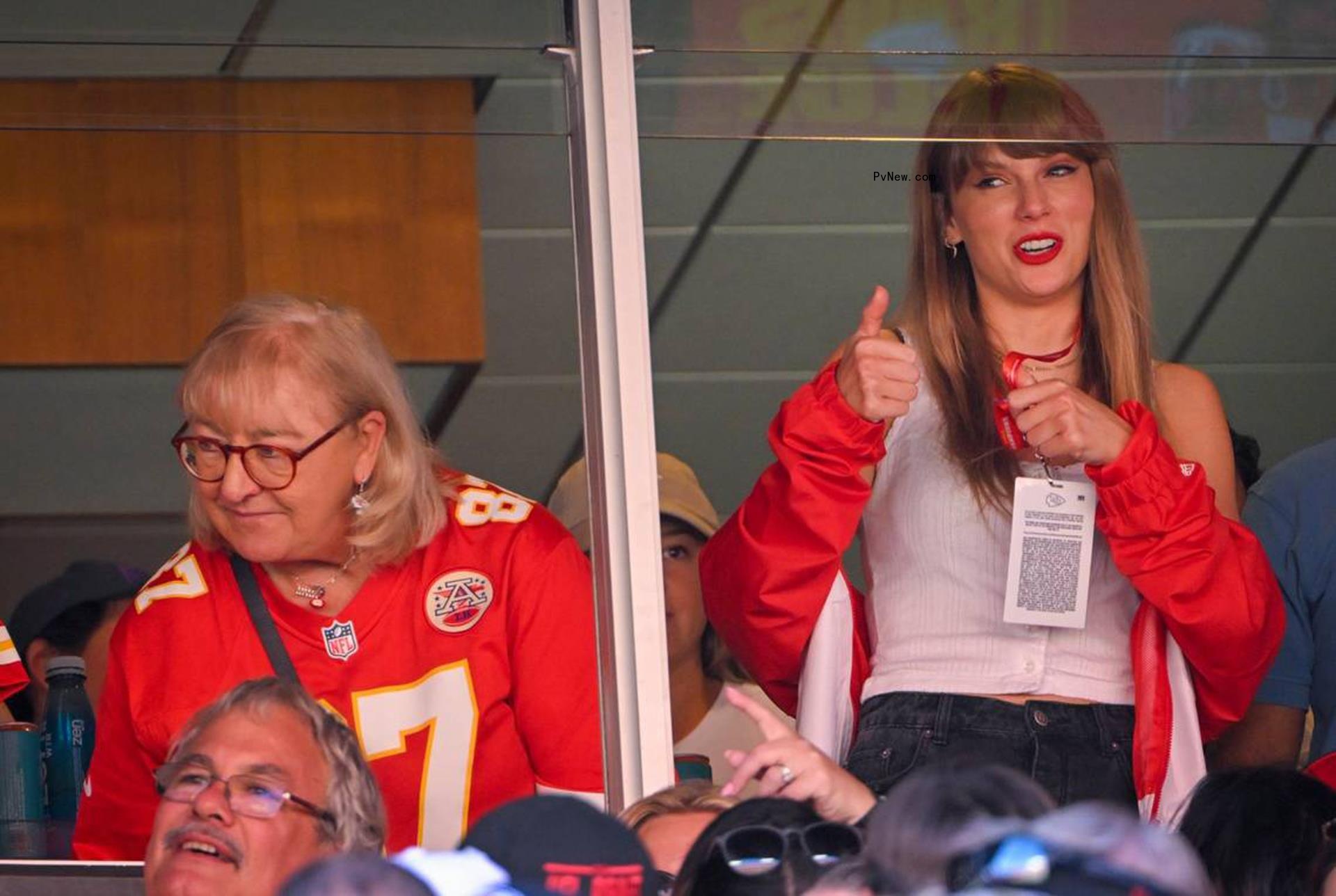 Taylor Swift with Travis Kelce's mother at his game.