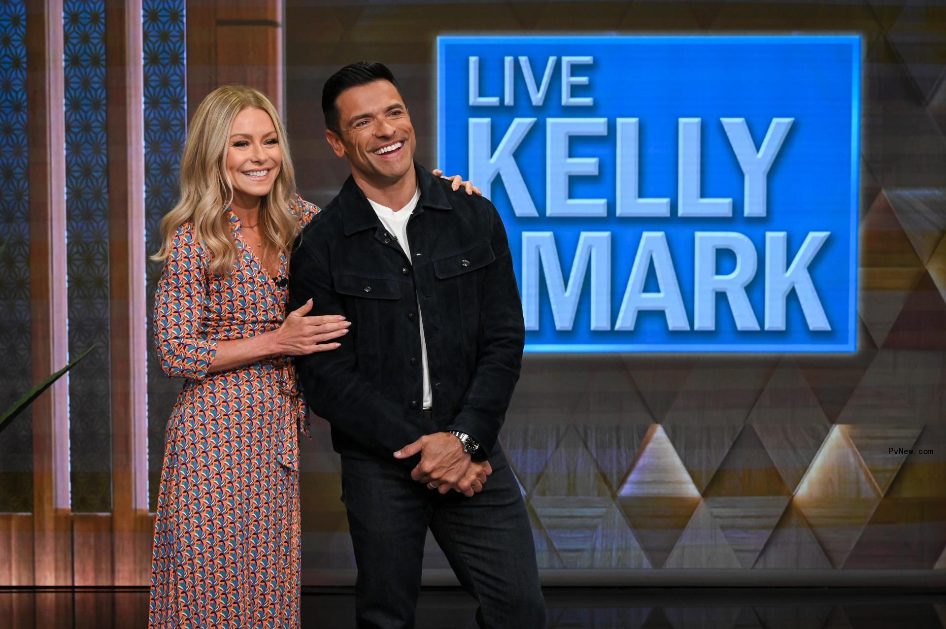 Kelly Ripa and Mark Co<i></i>nsuelos on 