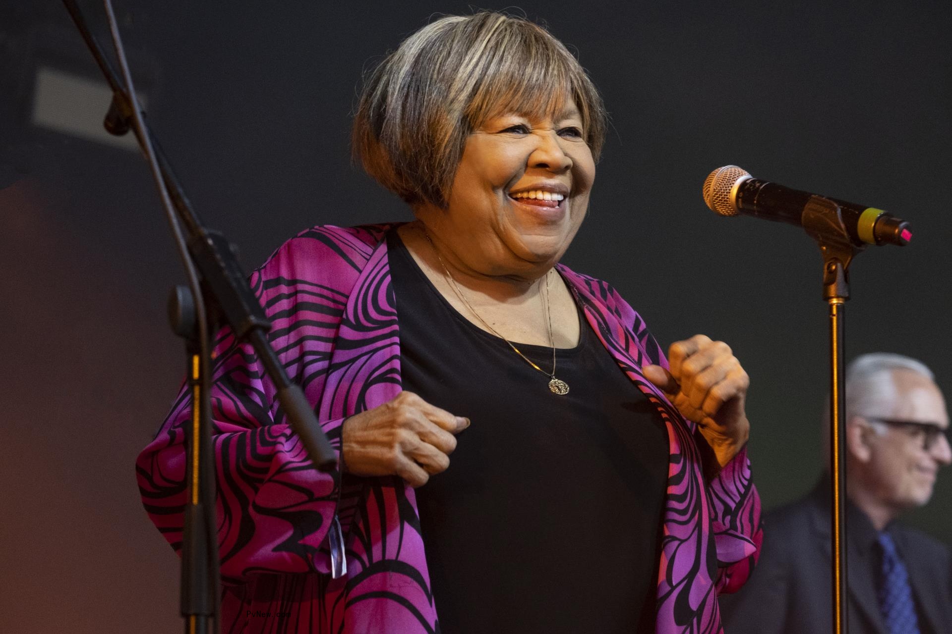 Bo<i></i>nnie Raitt and Mavis Staples Roar Through a Heroines’ Double-Header at the Greek: Co<i></i>ncert Review
