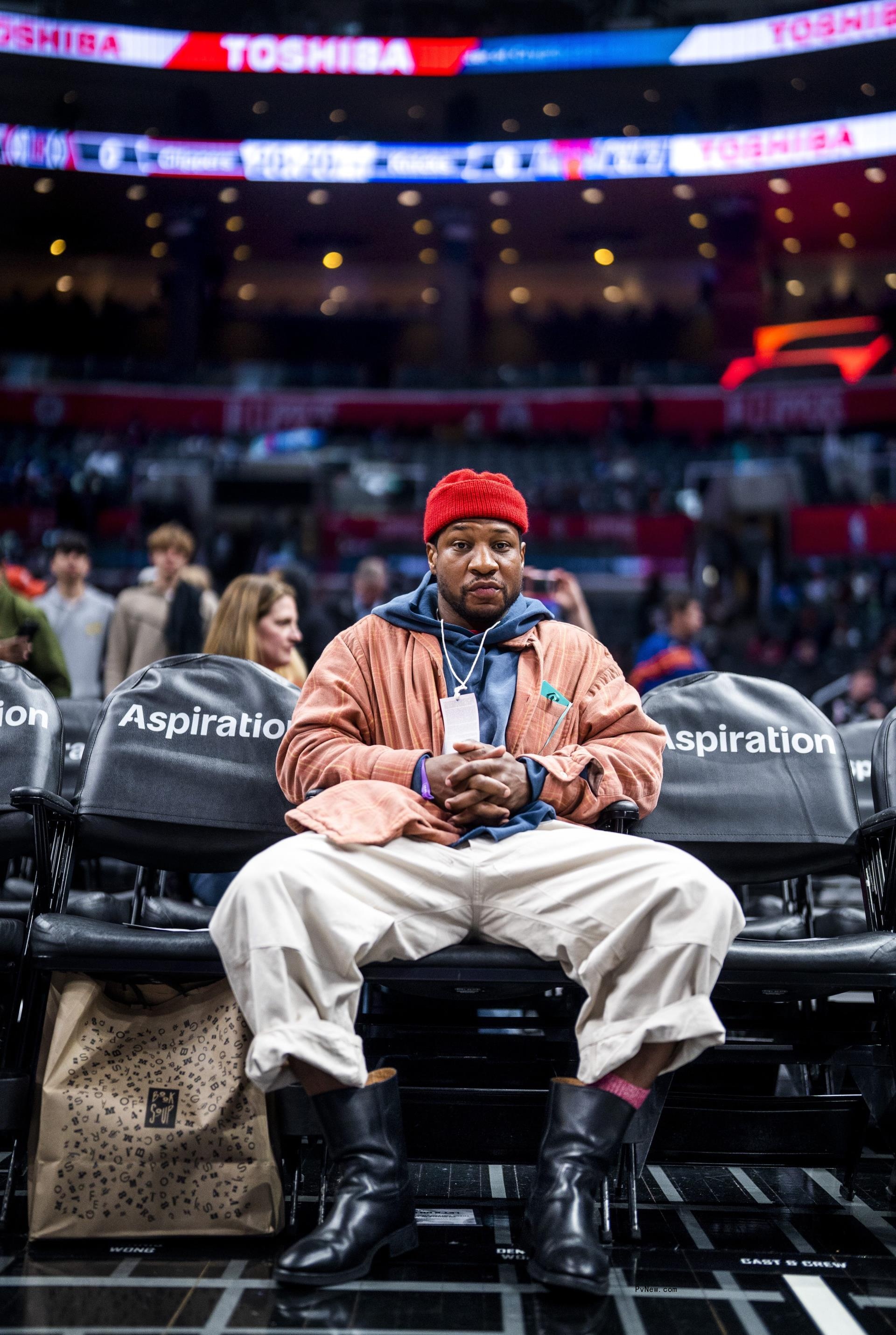 Jo<i></i>nathan Majors at a basketball game.