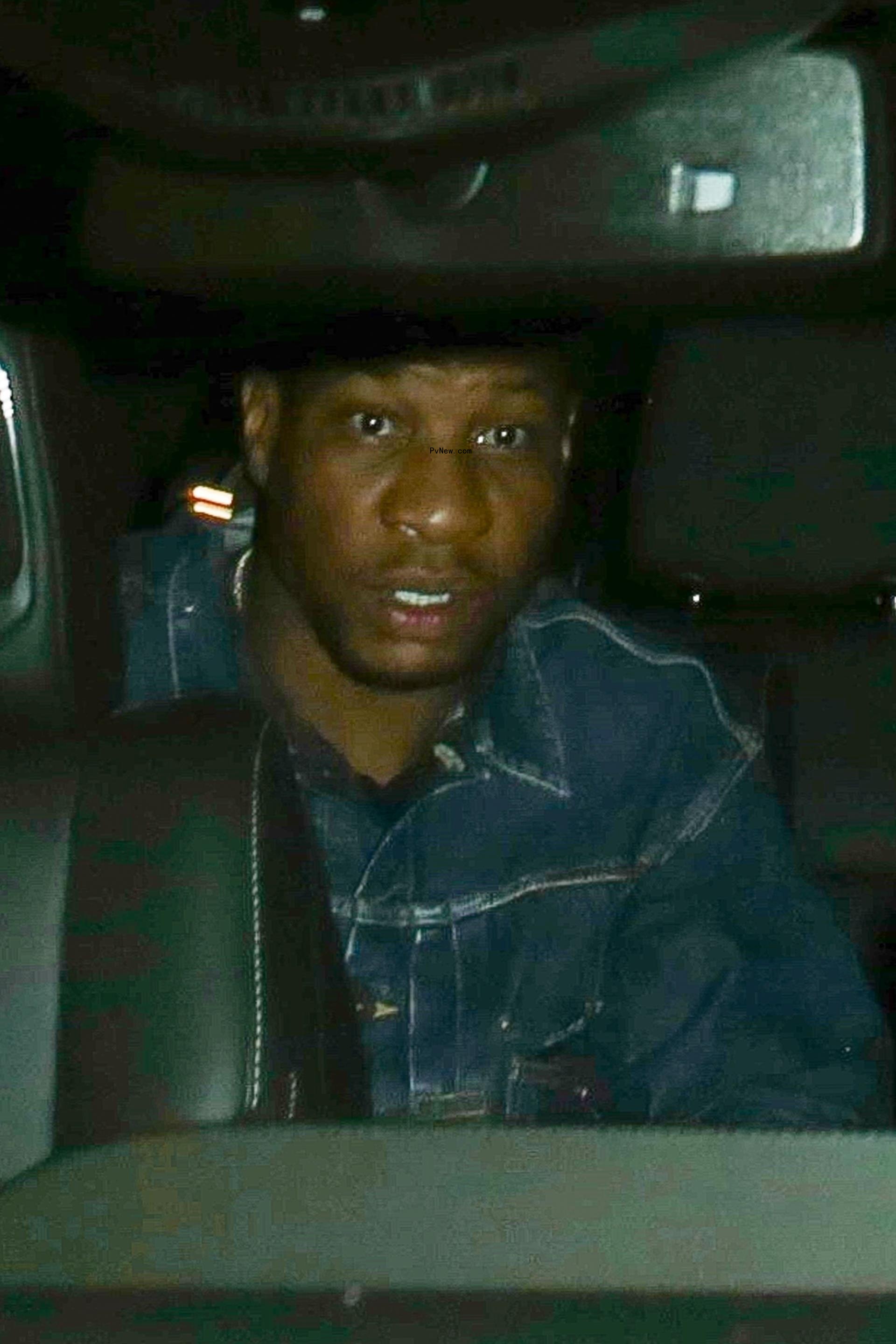 Jo<i></i>nathan Majors inside a car.