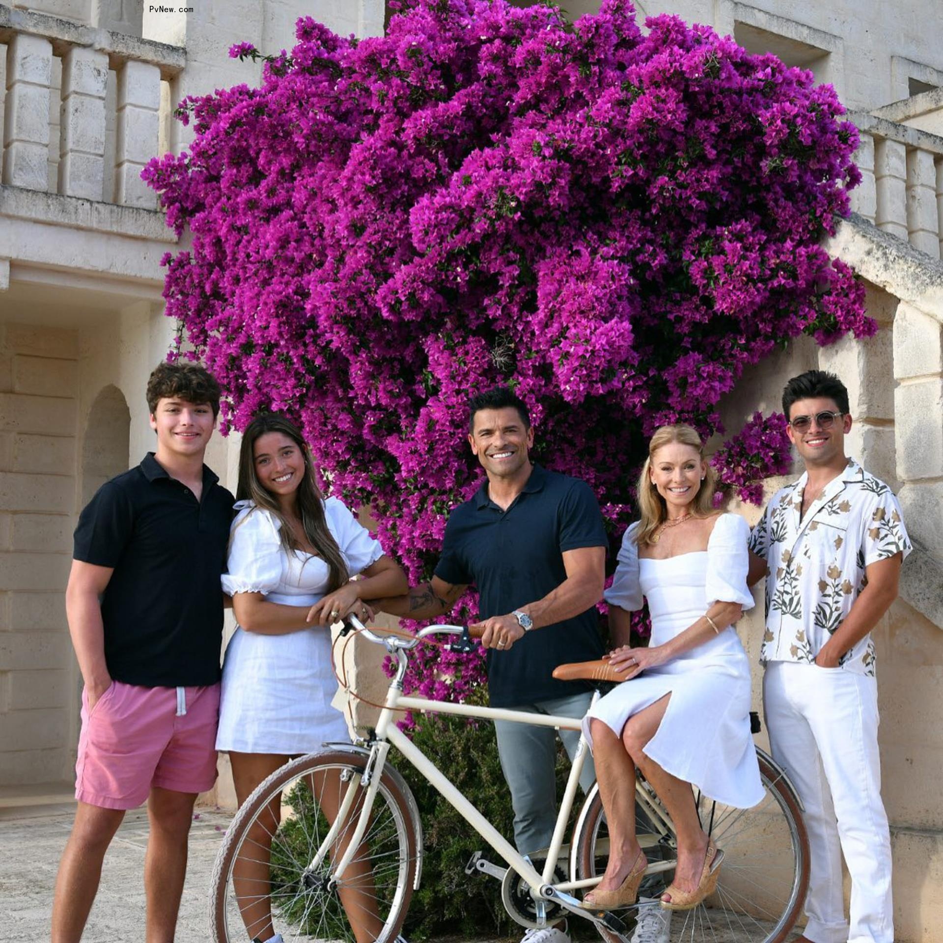 Kelly Ripa and Mark Co<i></i>nsuelos pose with their three kids