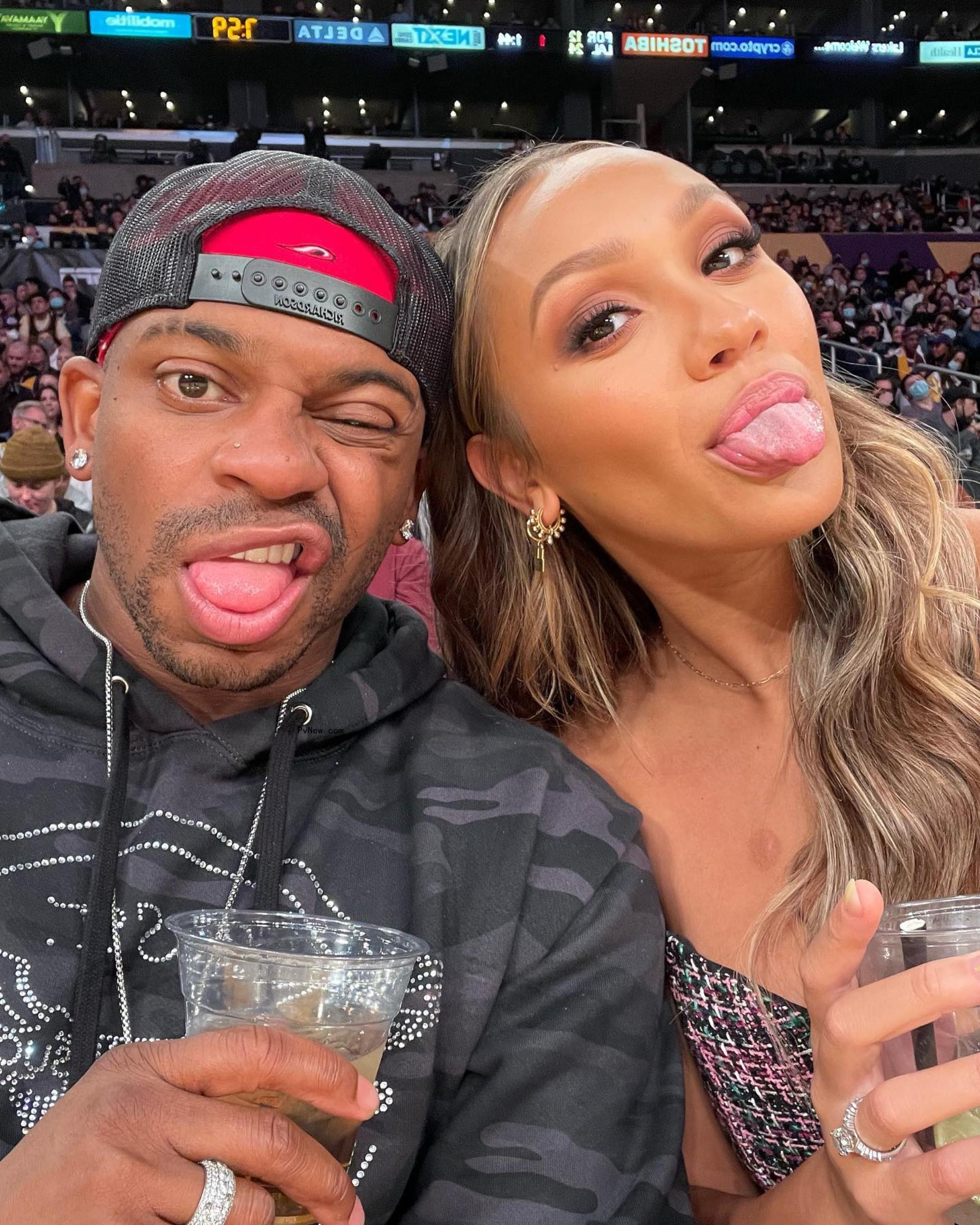 Jimmie Allen and Alexis Gale take silly selfie sitting courtside