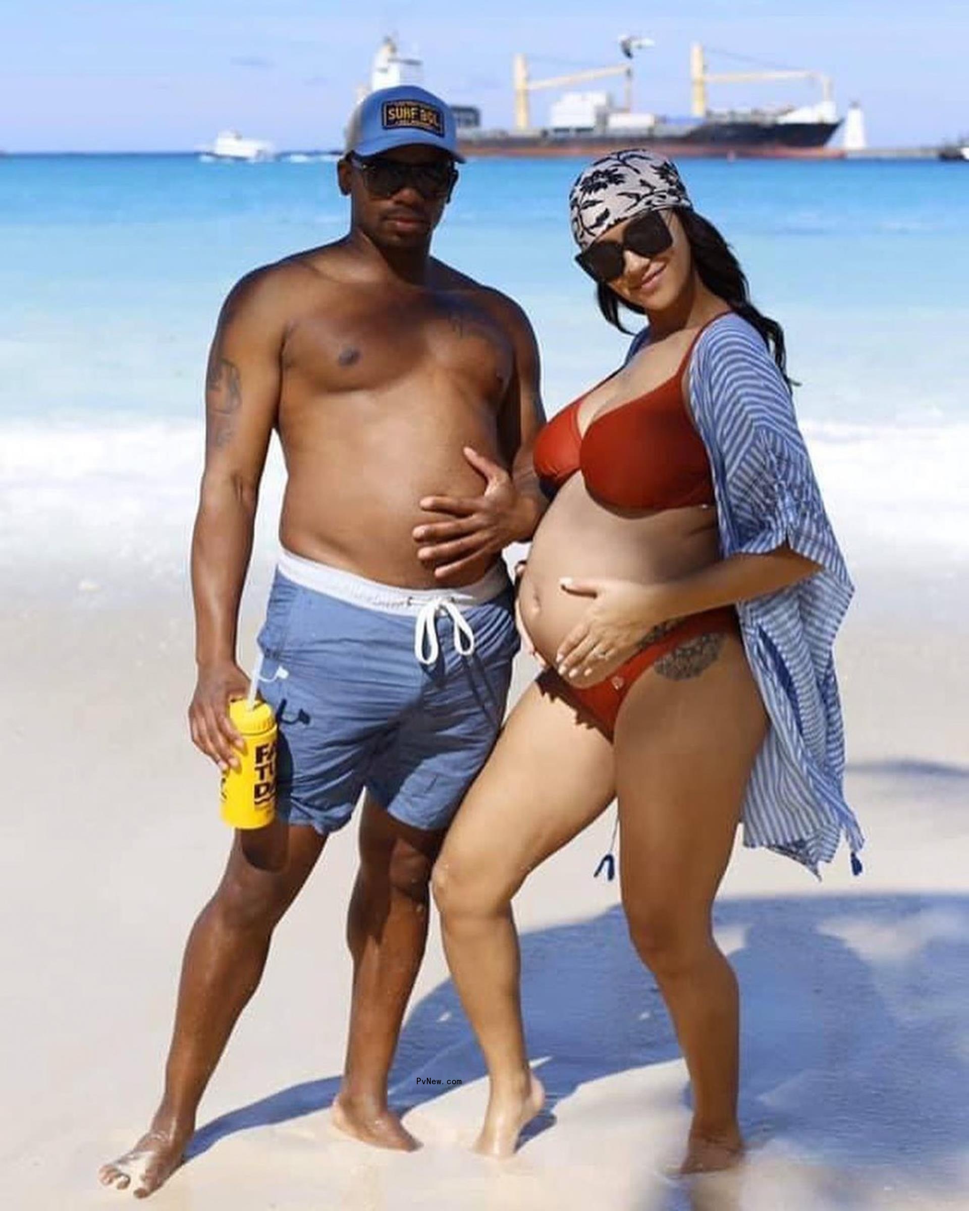 Jimmie Allen and pregnant Alexis Gale pose on beach