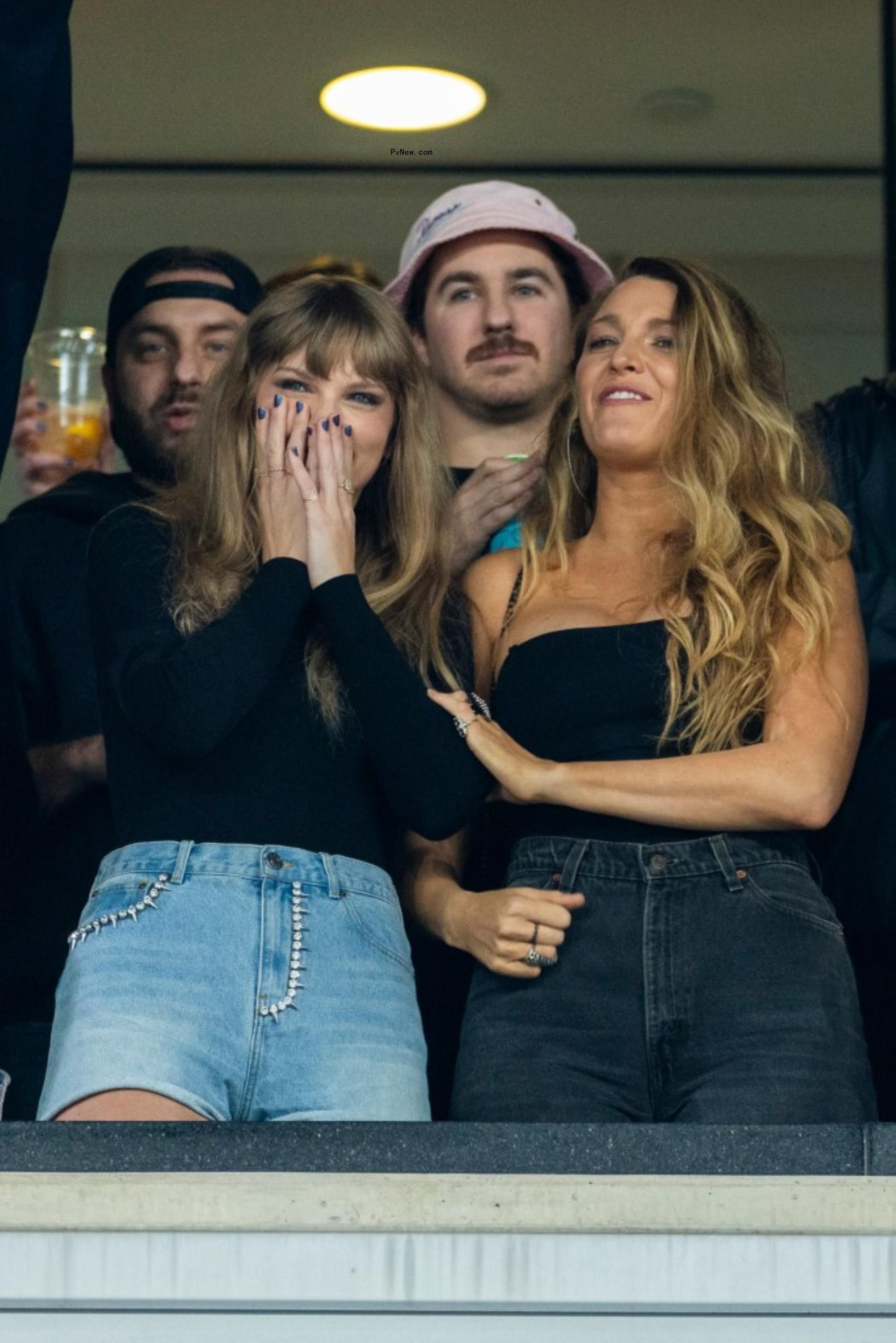 taylor swift cheering at travis kelce's chiefs vs jets game