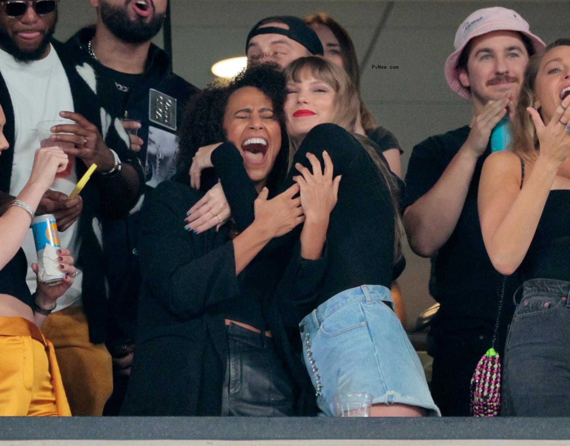 taylor swift hugging dancer at chiefs game