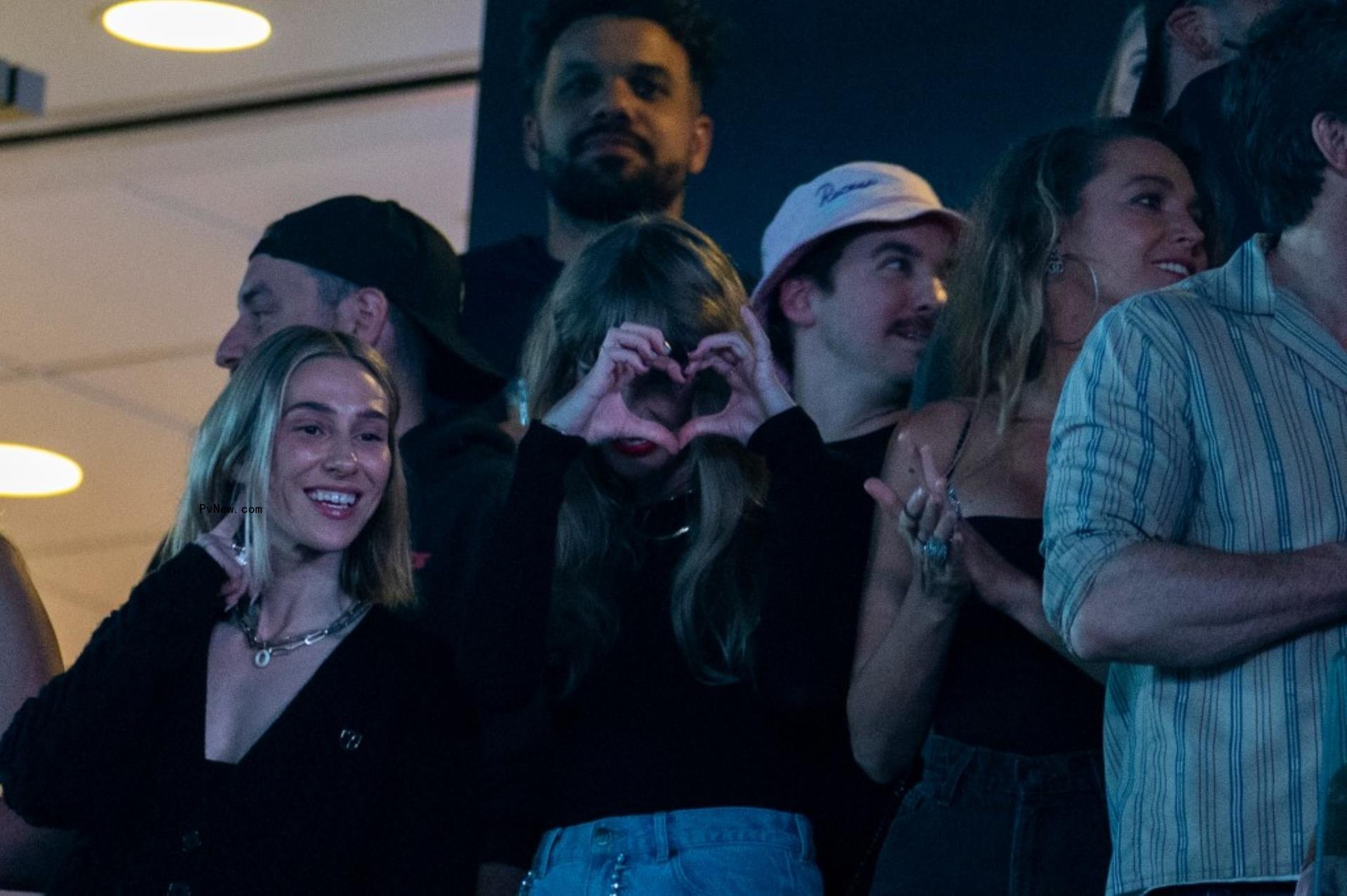 taylor swift hand heart at chiefs vs jets game