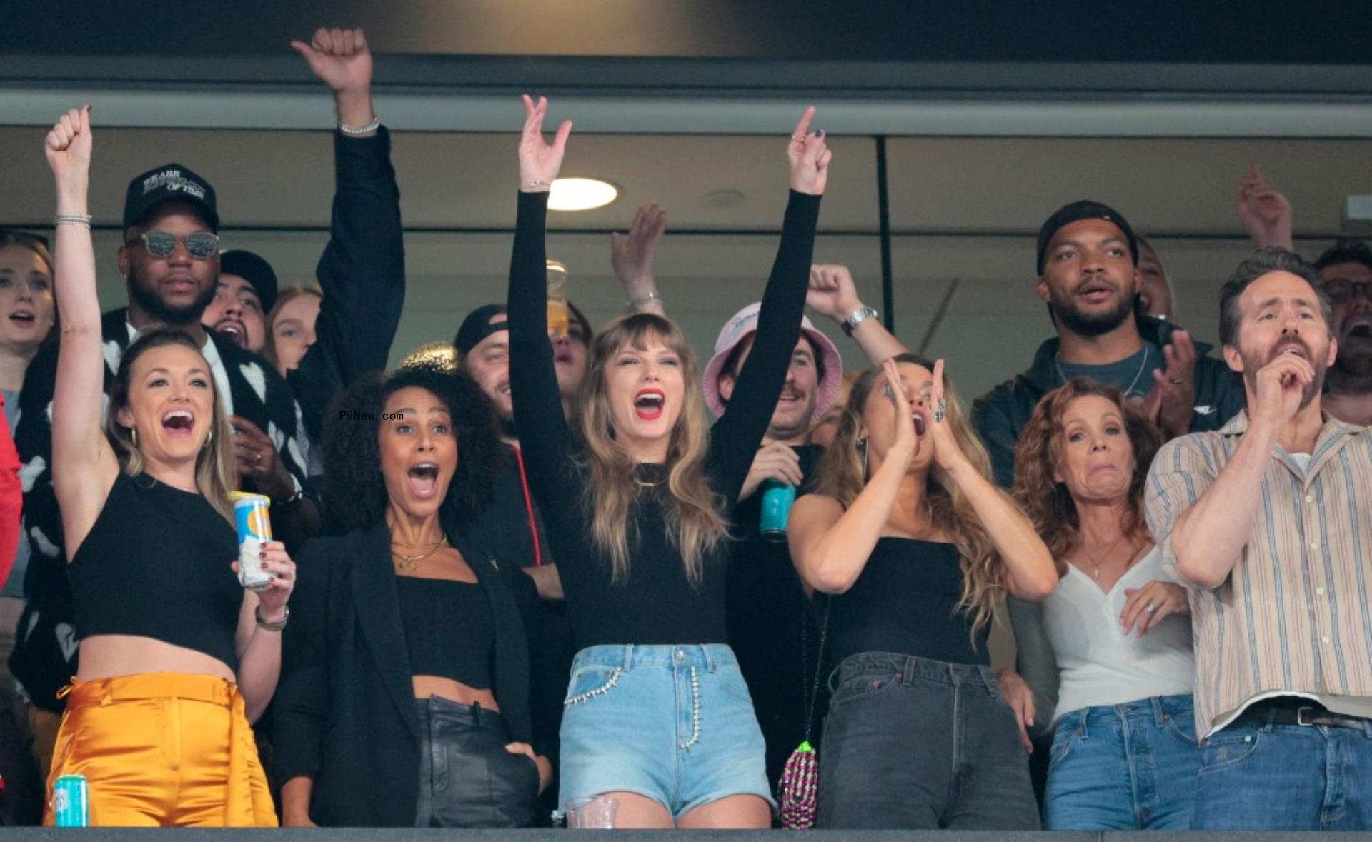 taylor swift cheering at travis kelce's chiefs vs jets game