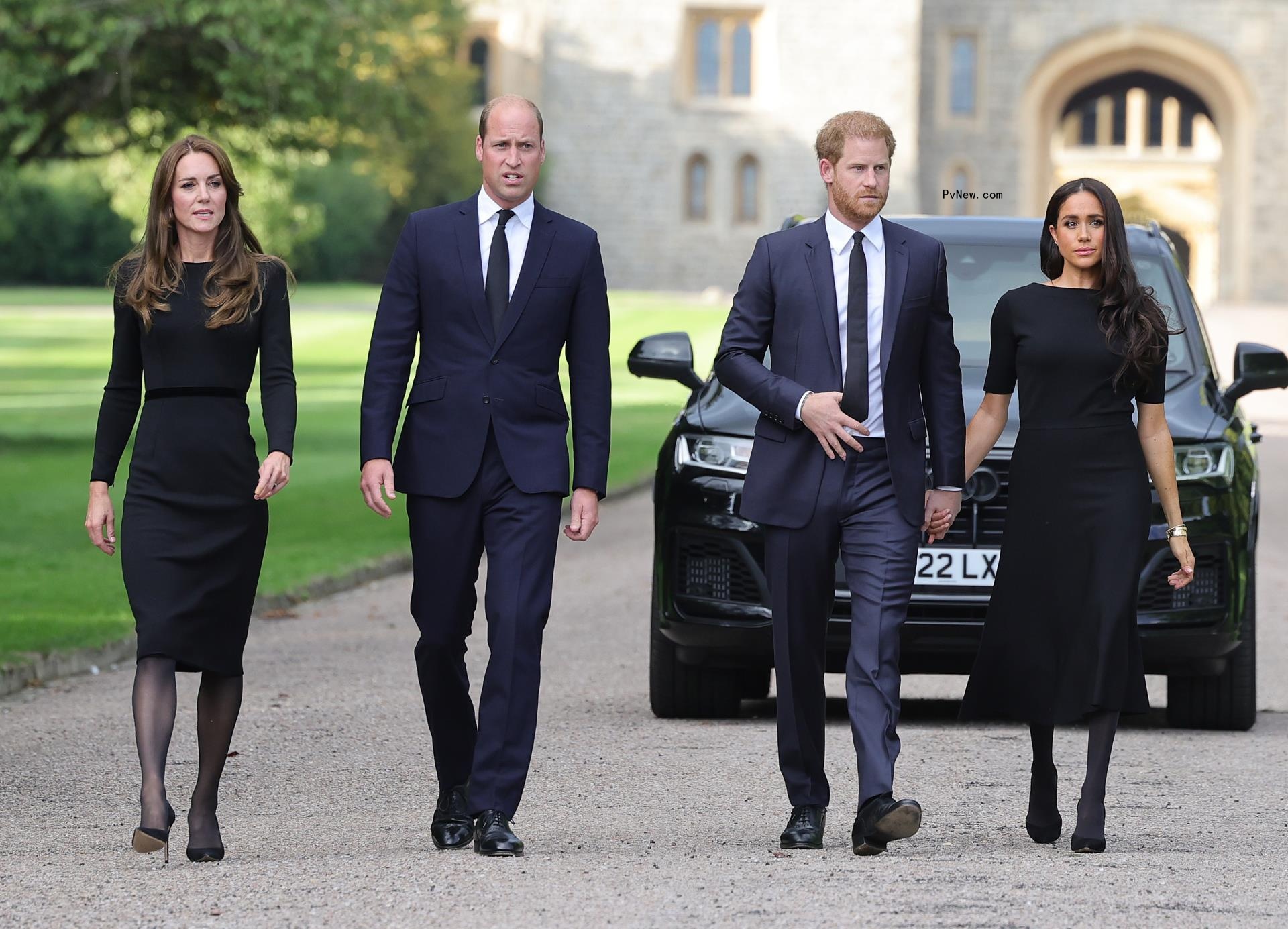Kate Middleton, Prince William, Prince Harry and Meghan Markle do walka<i></i>bout