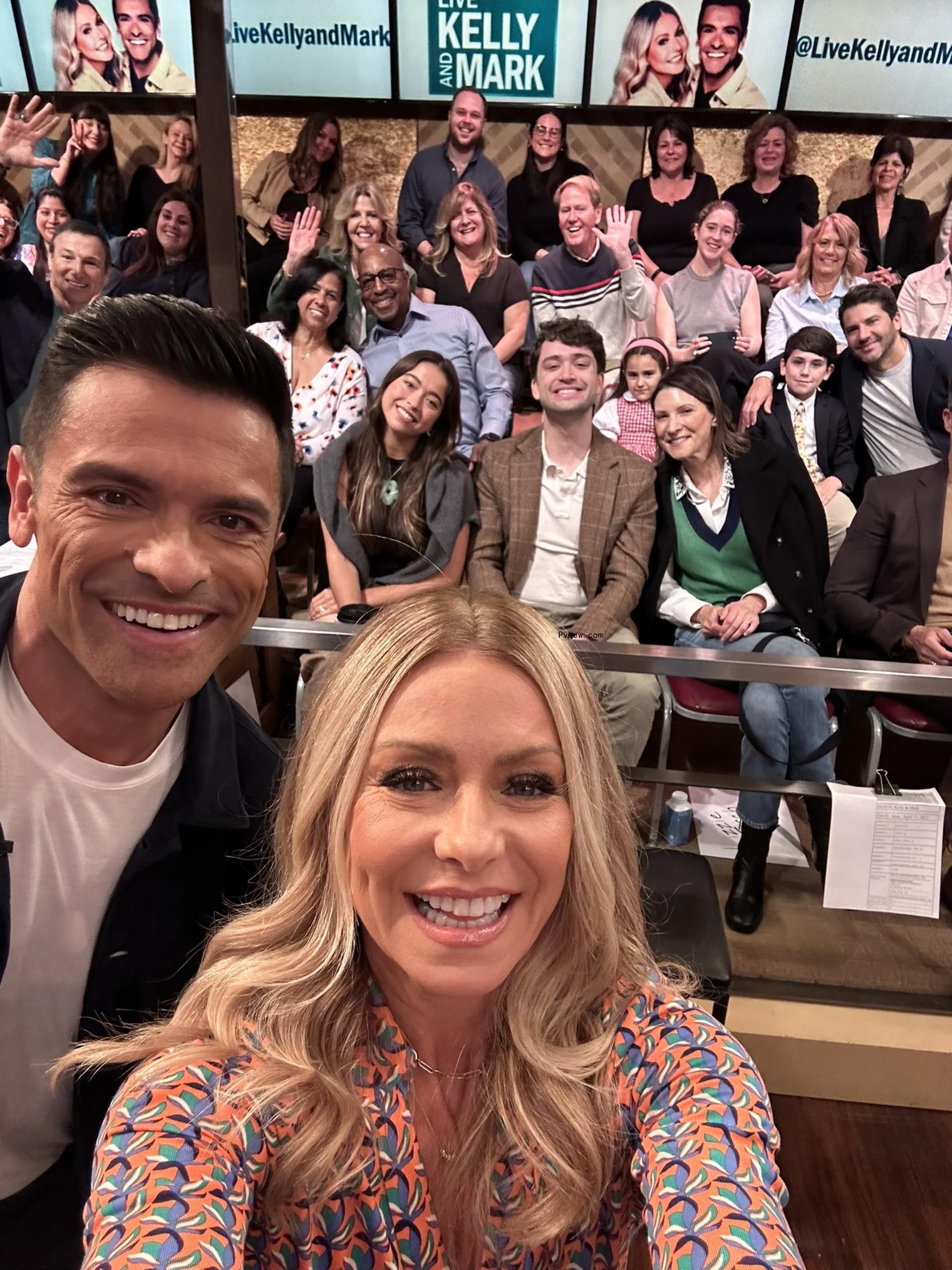 Kelly Ripa and Mark Co<i></i>nsuelos taking a selfie.
