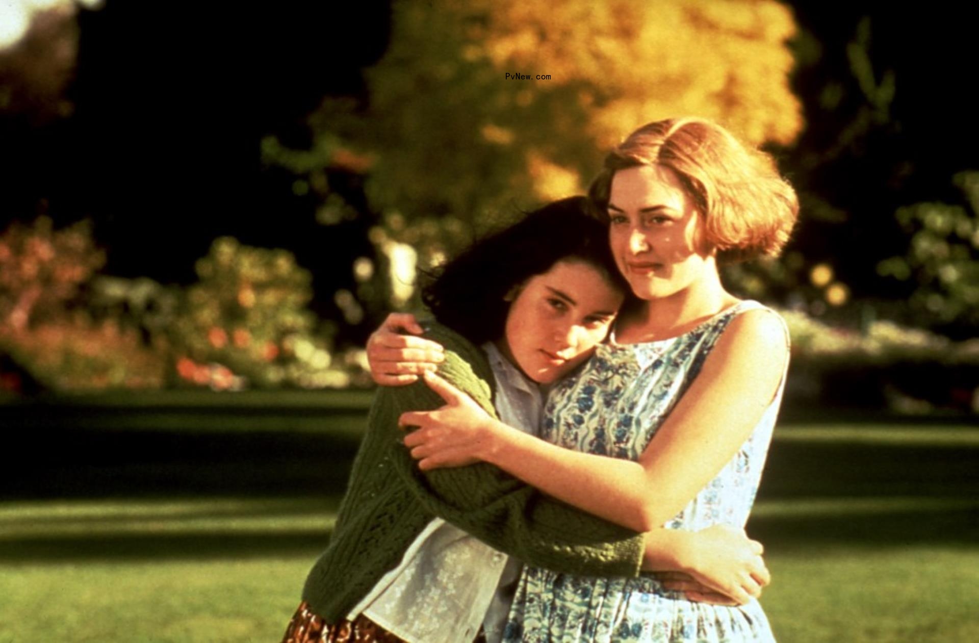 Melanie Lynskey and Kate Winslet in 