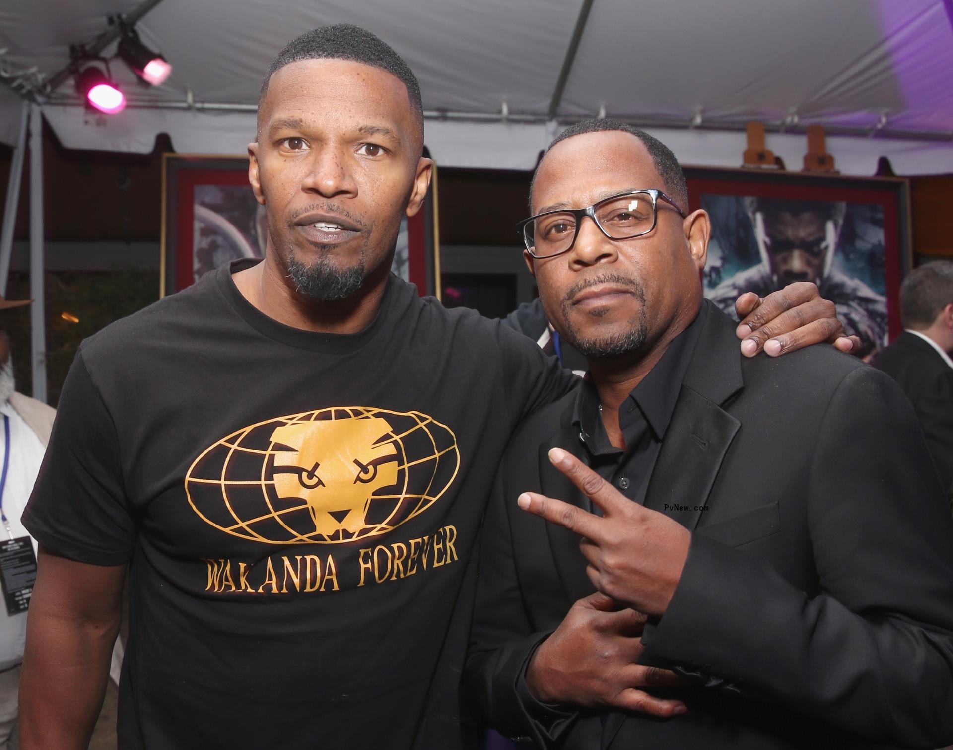 Martin Lawrence flashes peace sign with Jamie Foxx