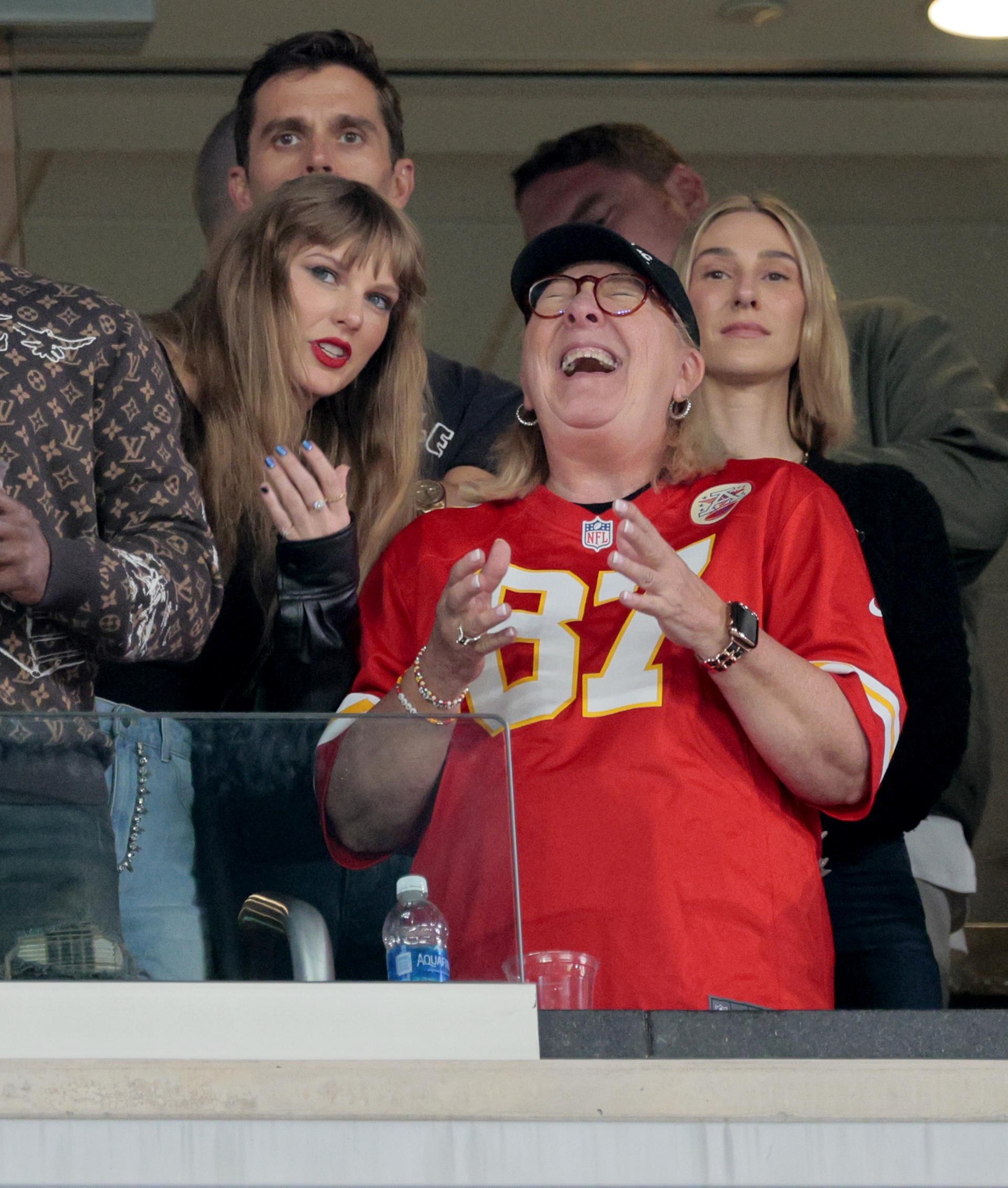 Taylor Swift and Do<i></i>nna Kelce