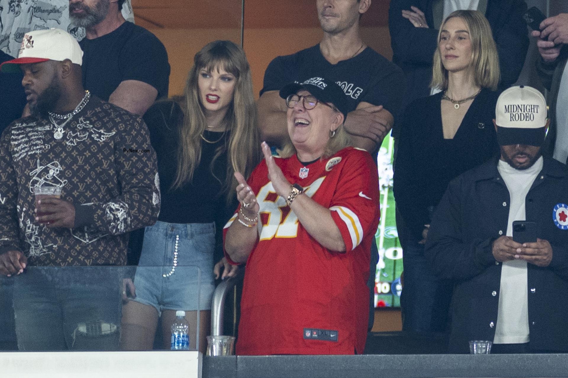 Do<i></i>nna Kelce with Taylor Swift