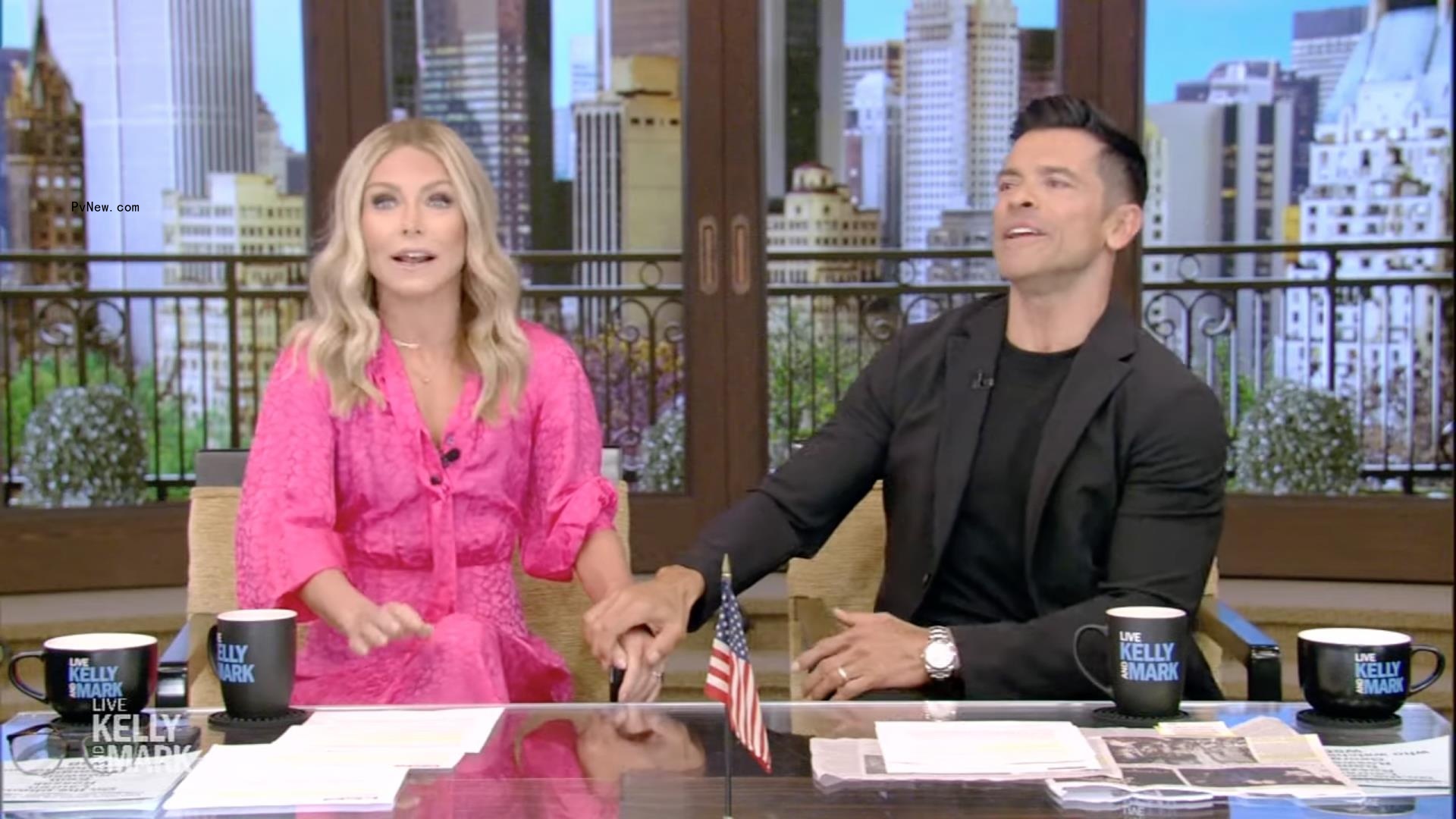 Kelly Ripa and Mark Co<i></i>nsuelos on 
