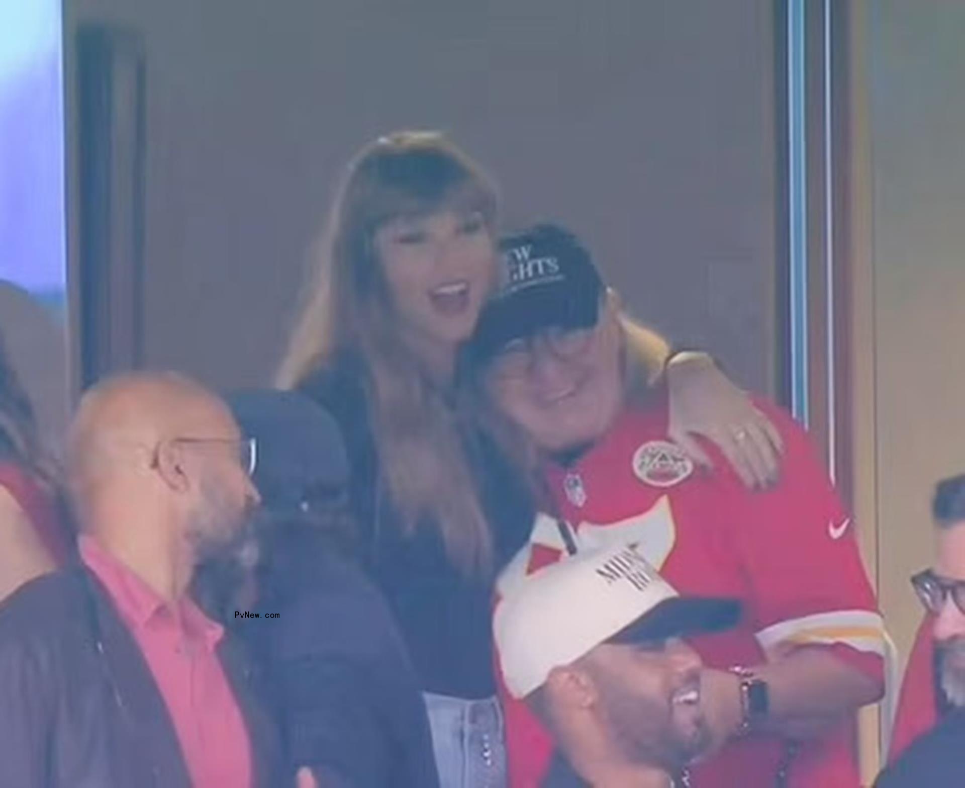 taylor swift hugging do<i></i>nna kelce