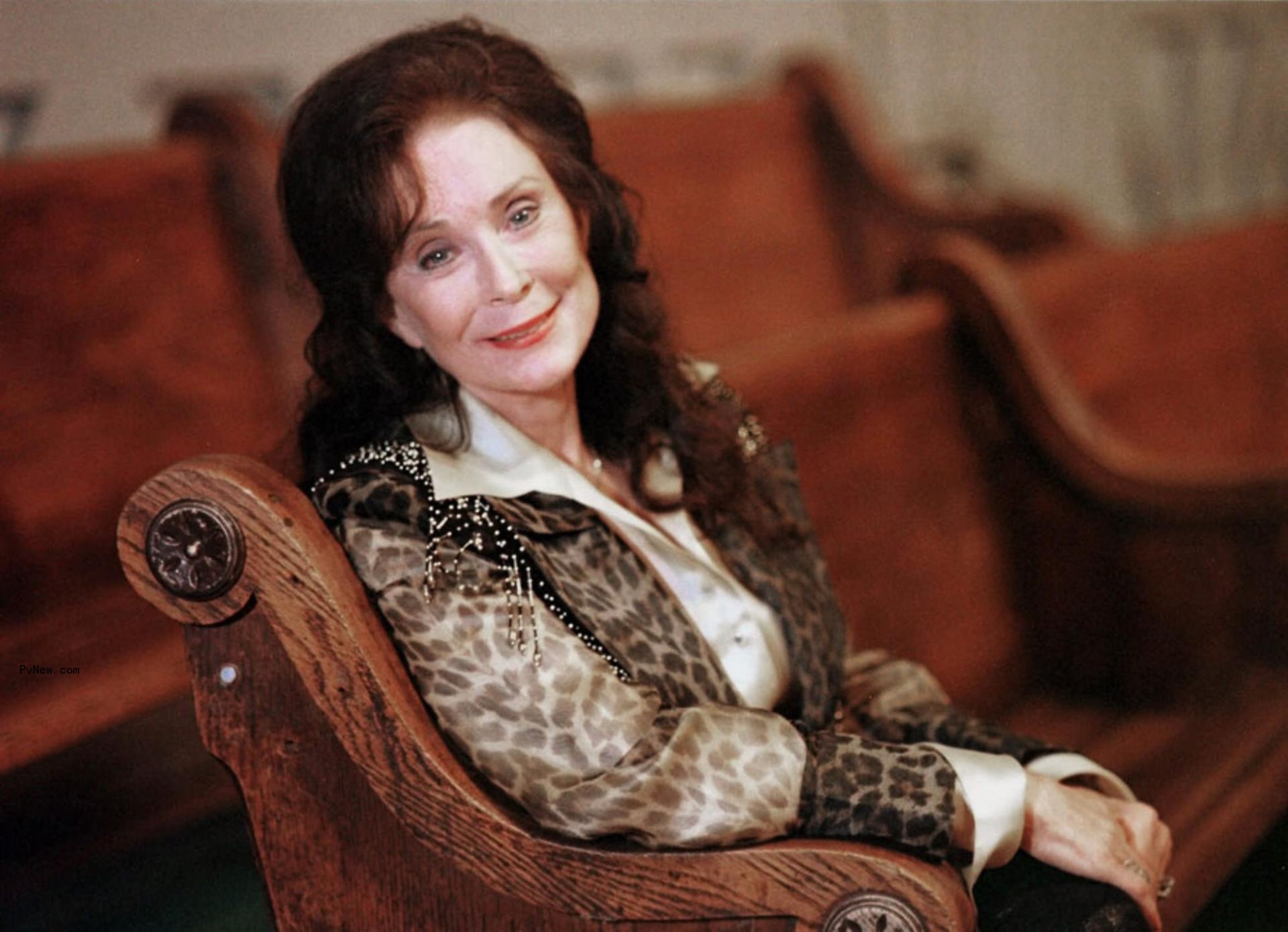 Jack White, Reba, Dolly Parton, Carrie Underwood, Sheryl Crow, Margo Price and Other Stars Pay Tribute to Loretta Lynn