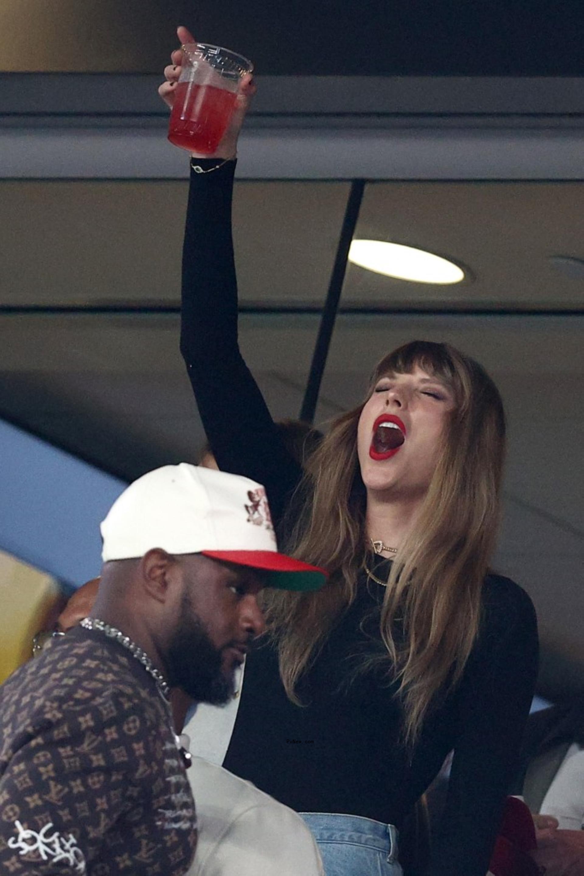 taylor swift, blake lively and ryan reynolds at chiefs vs jets game