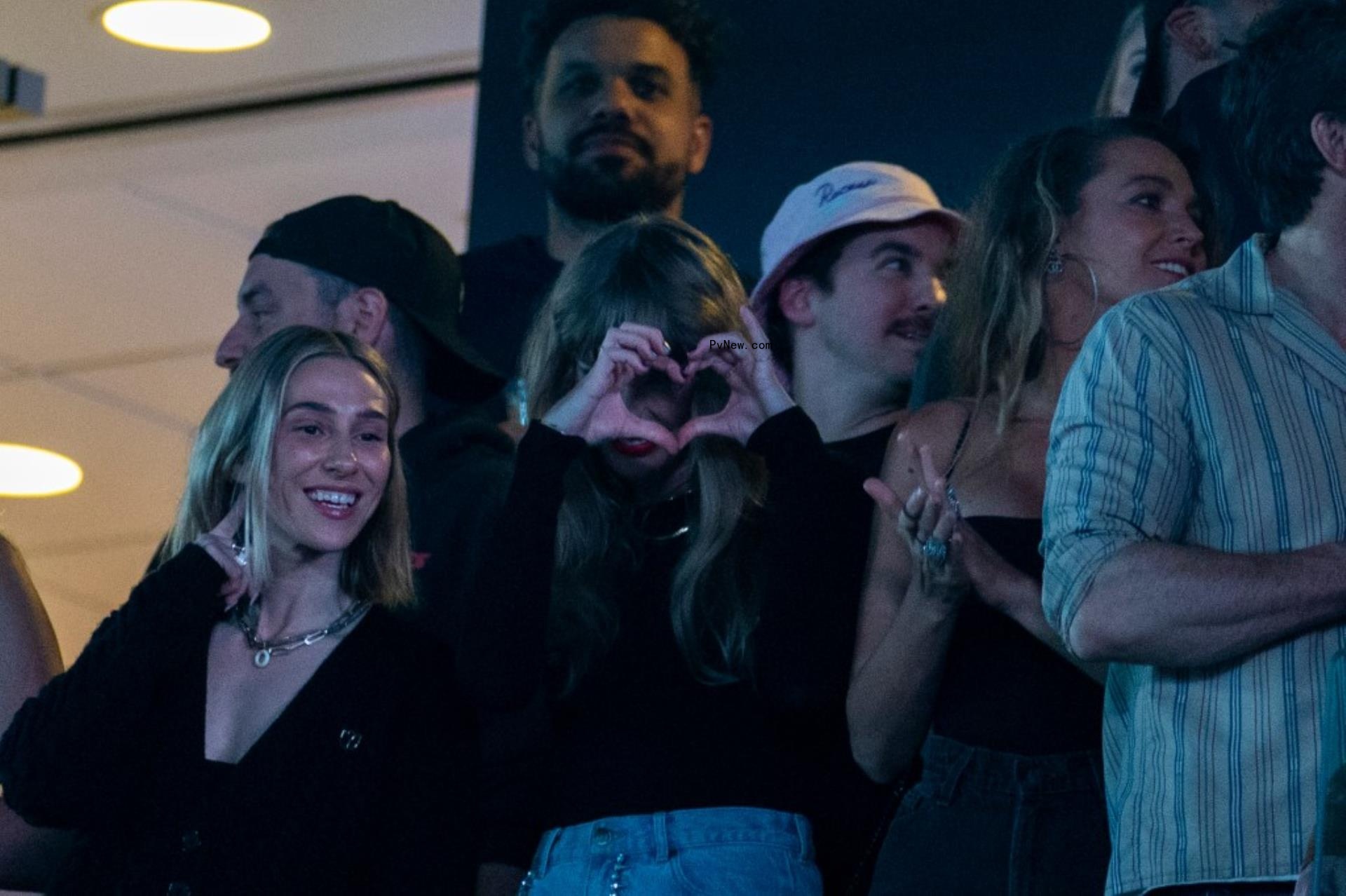 taylor swift hand heart 