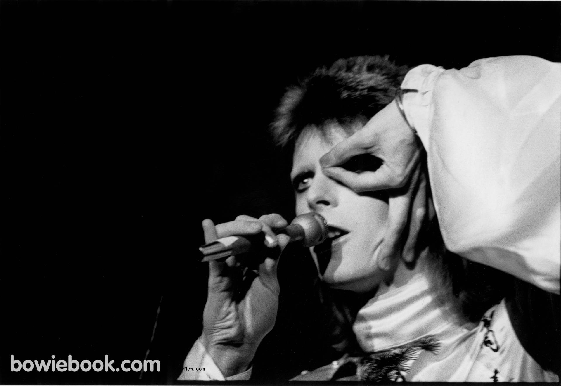 David Bowie ‘Moo<i></i>nage Daydream’ Massive Photo Book to Be Released in Anniversary Edition