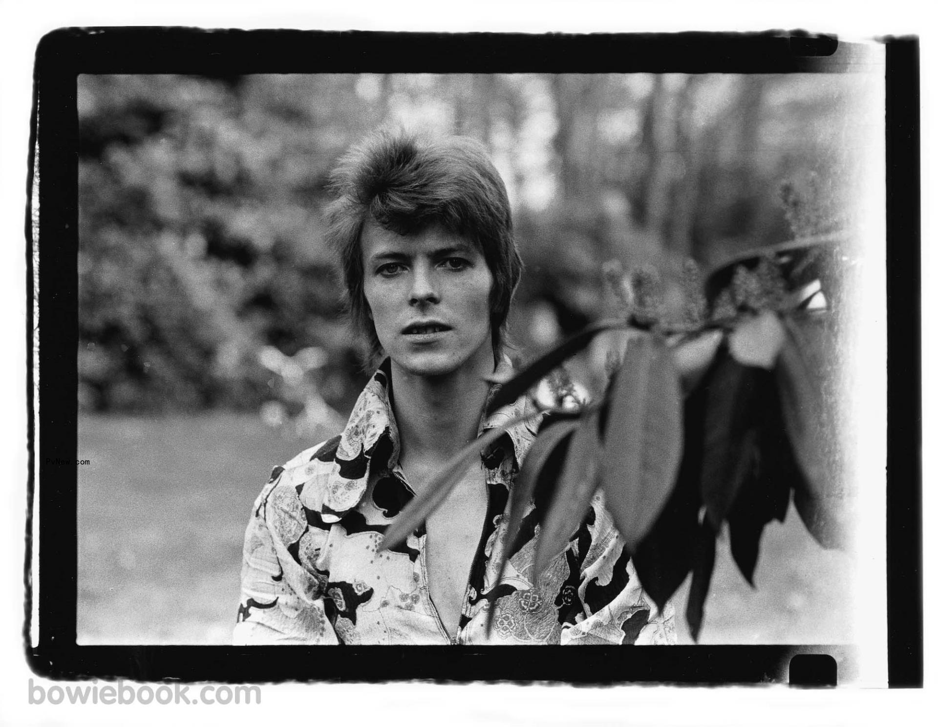 David Bowie ‘Moo<i></i>nage Daydream’ Massive Photo Book to Be Released in Anniversary Edition
