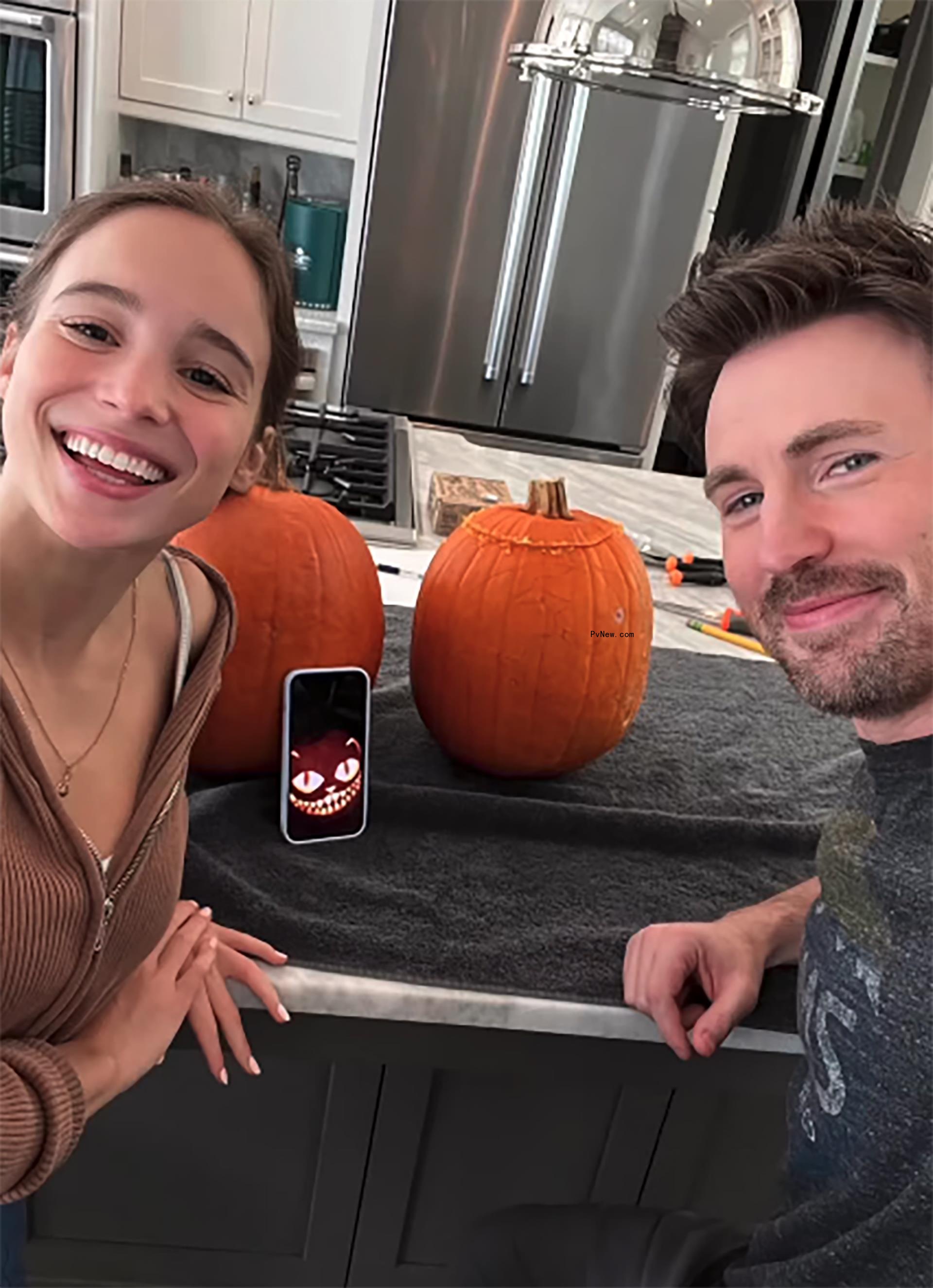 Alba Baptista and Chris Evans