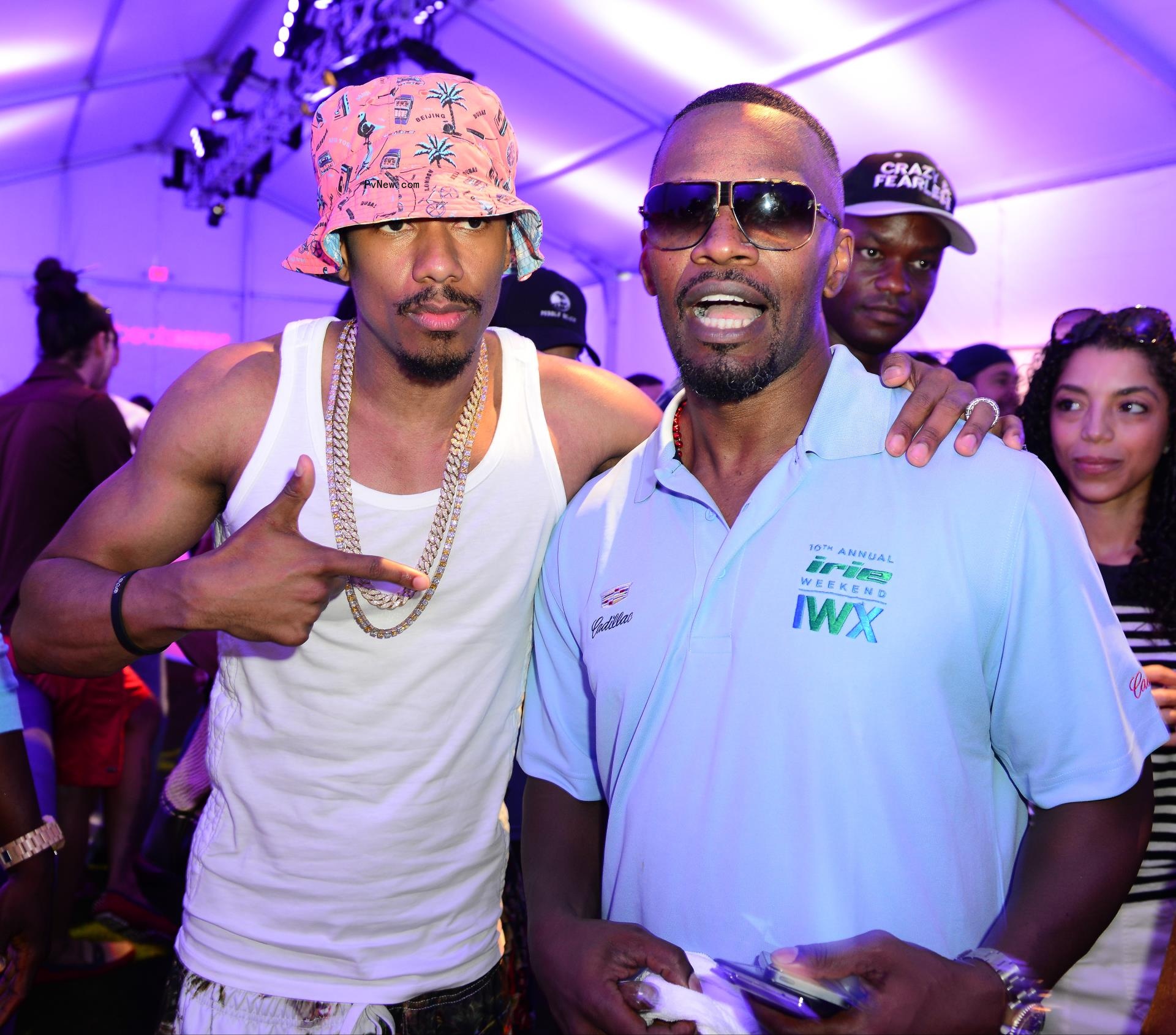 Nick Cannon and Jamie Foxx pose for pic