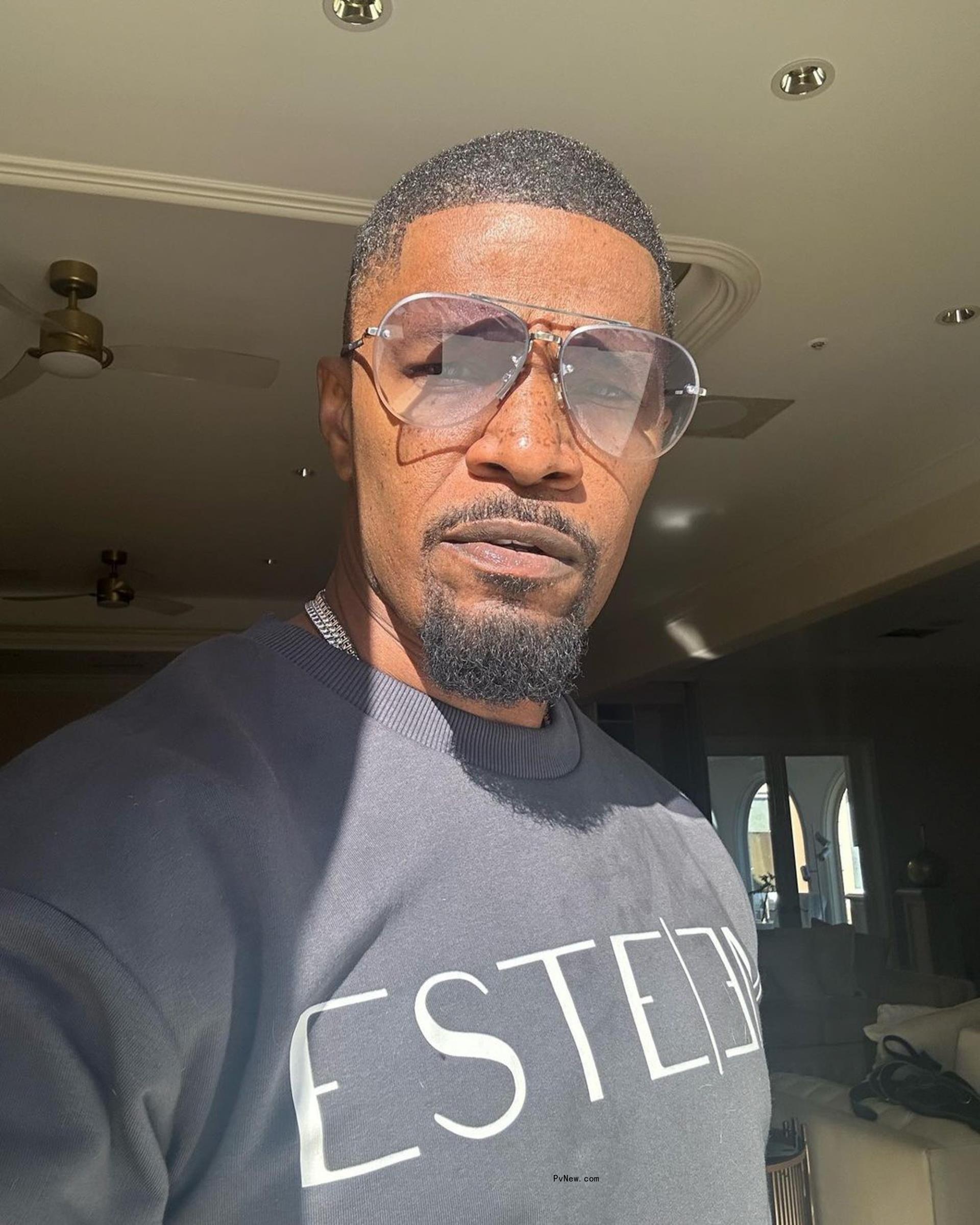 Jamie Foxx takes selfie in sunglasses