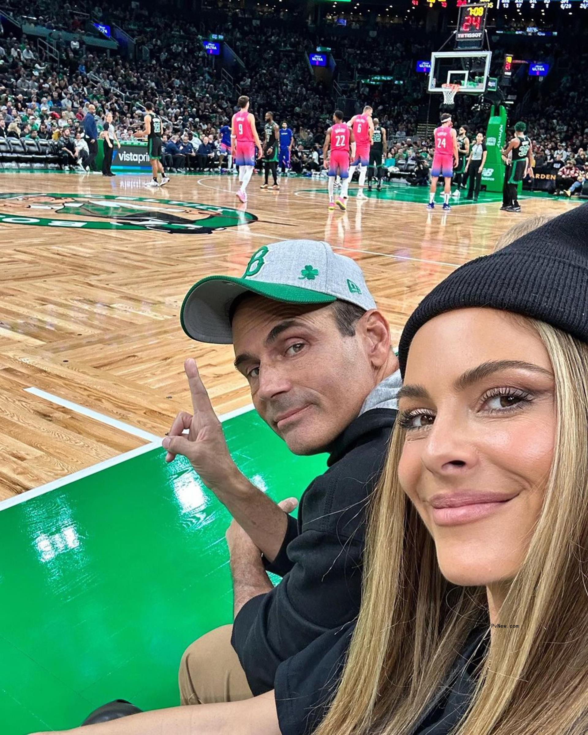 Maria Menounos and Keven Undergaro pose courtside