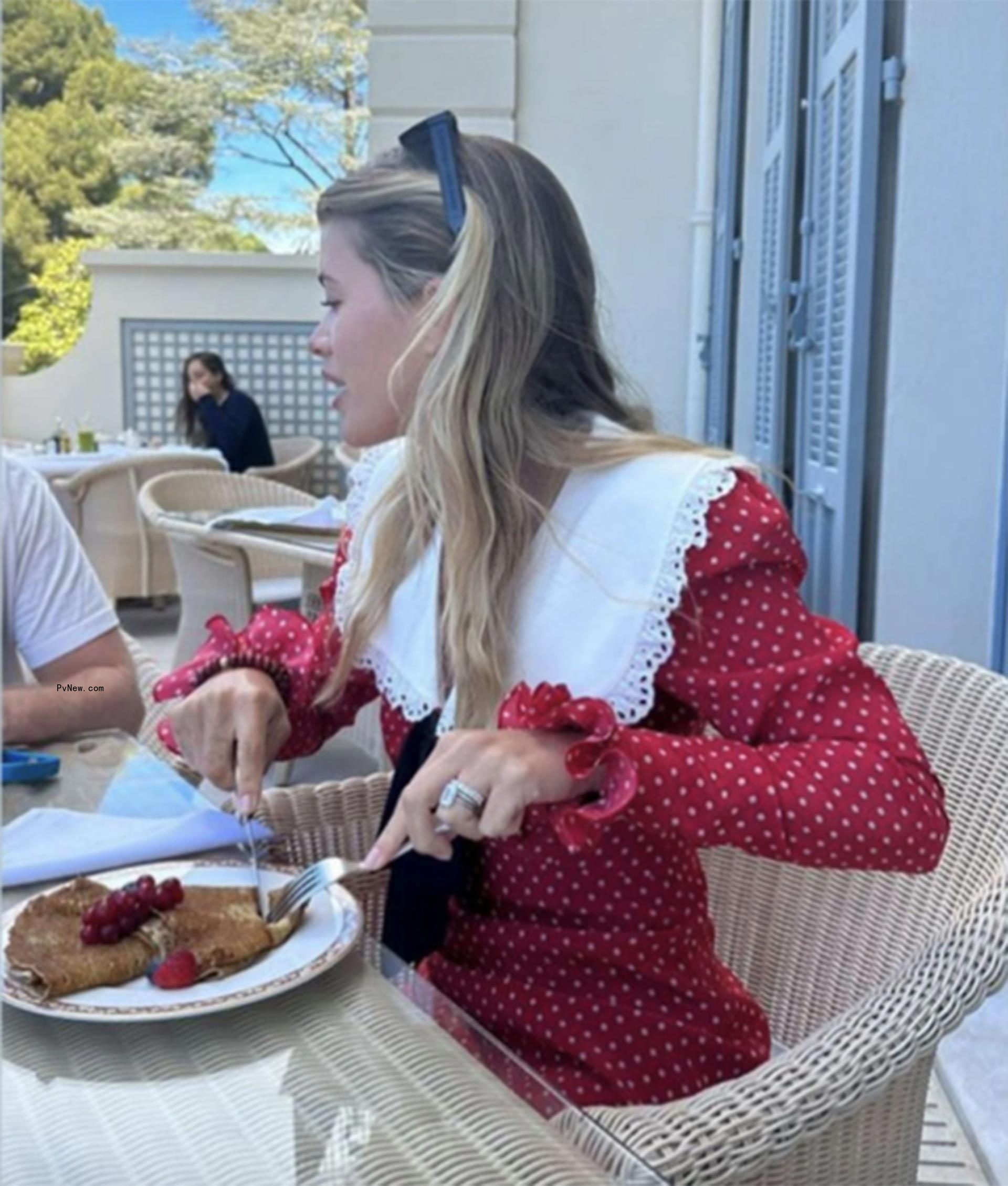 Sofia Richie eating breakfast
