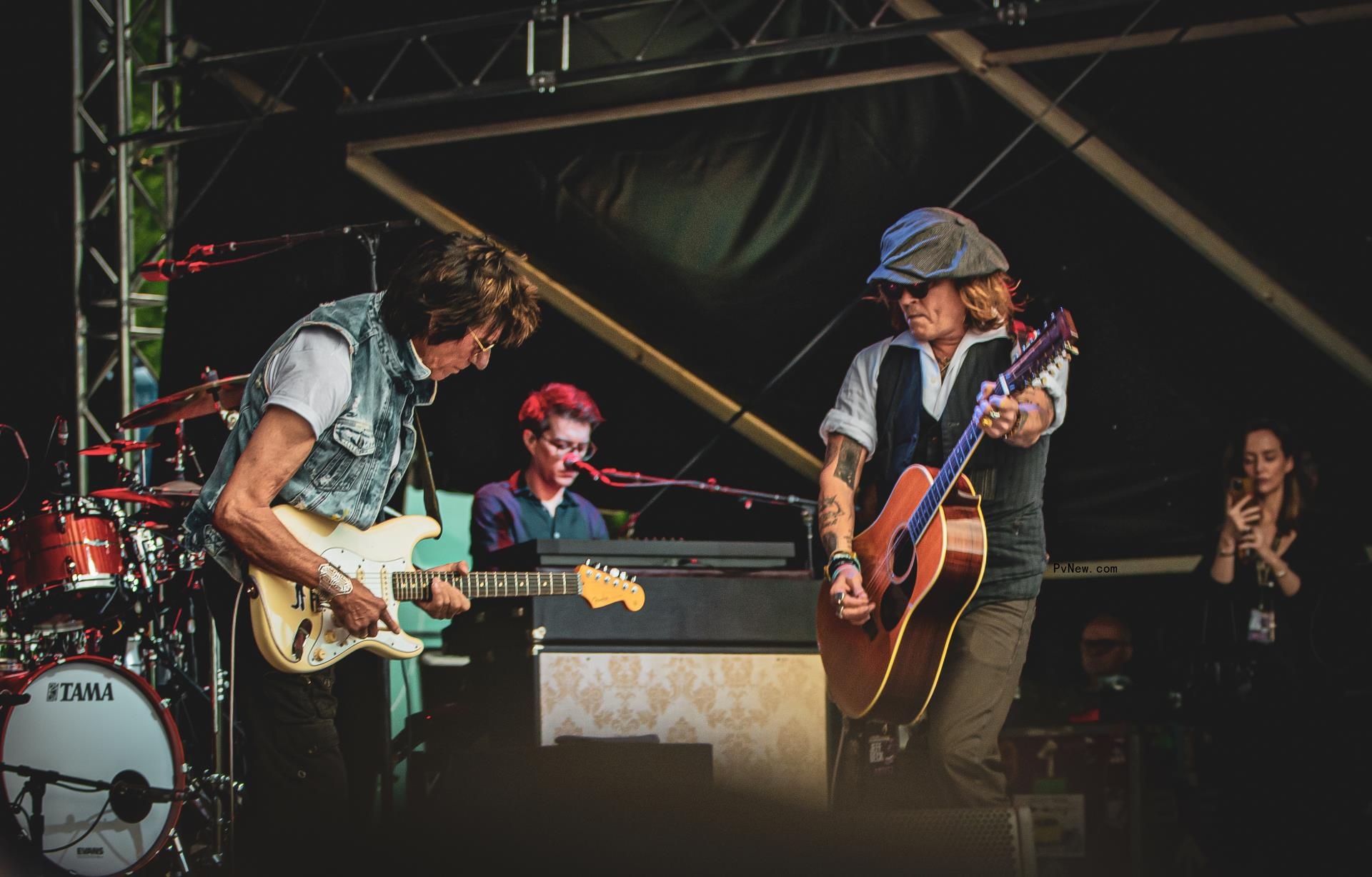 Johnny Depp-Jeff Beck Tour Brings on the Guitar Heroics and ‘I Love You, Johnny’ Shrieks