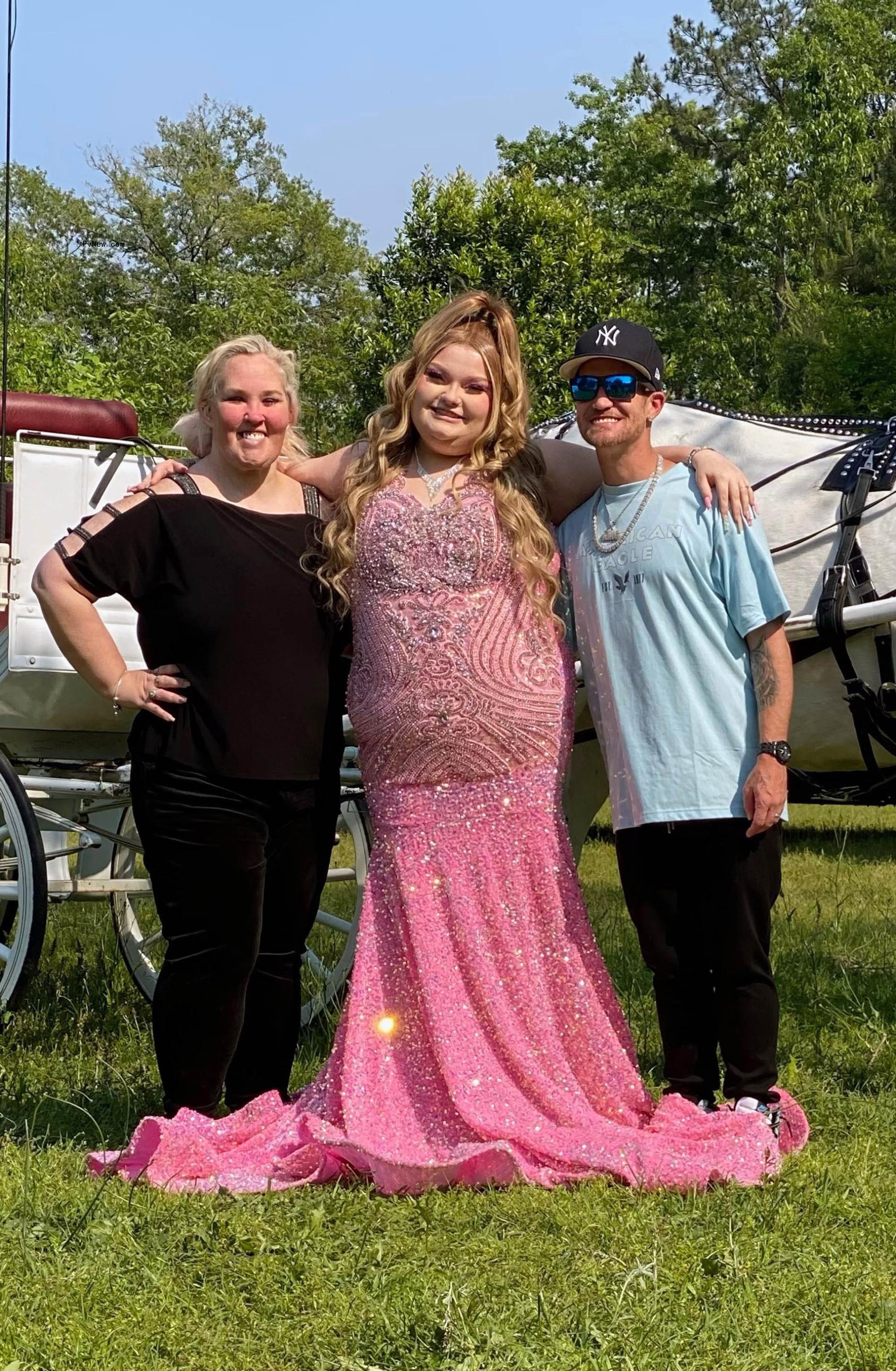Mama June Shannon and Ho<i></i>ney Boo Boo posing for a prom photo