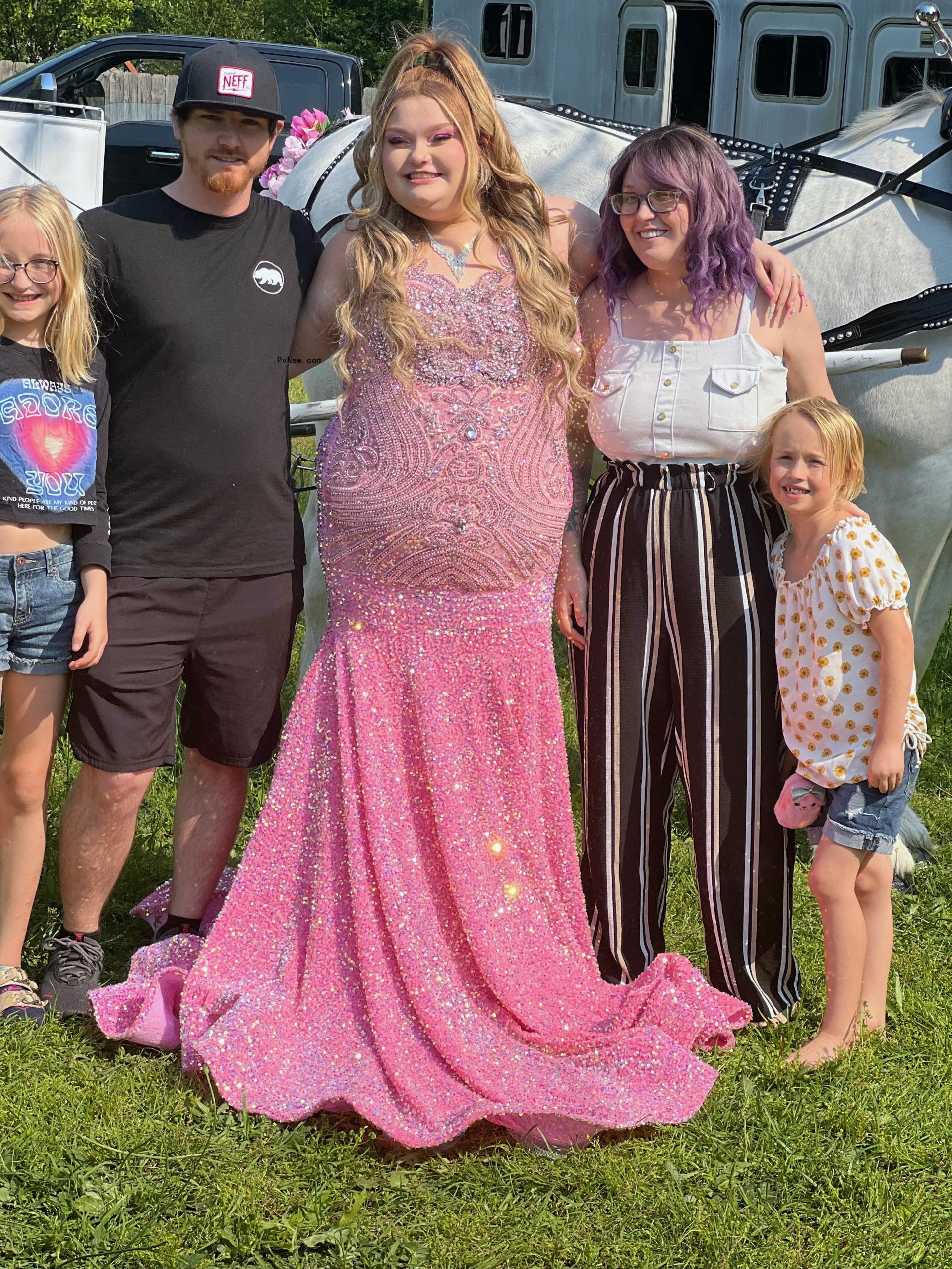 Ho<i></i>ney Boo Boo posing for a prom photo with her family members