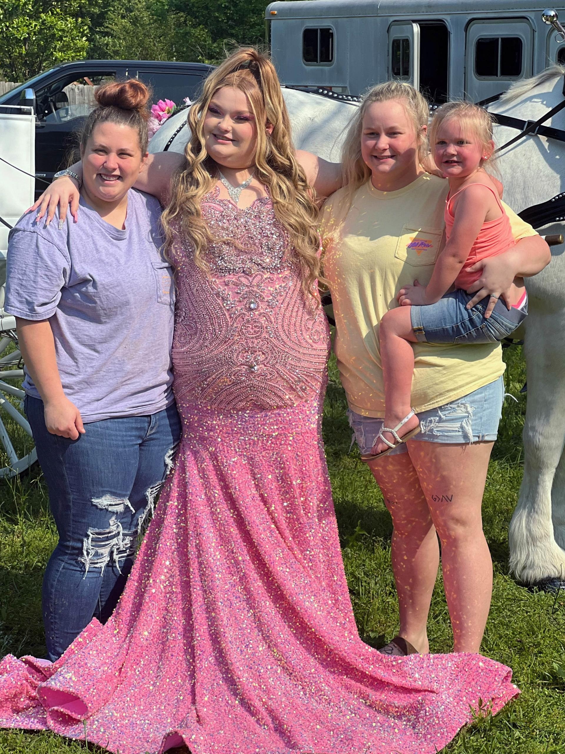 Ho<i></i>ney boo boo posing for a prom photo with her family members