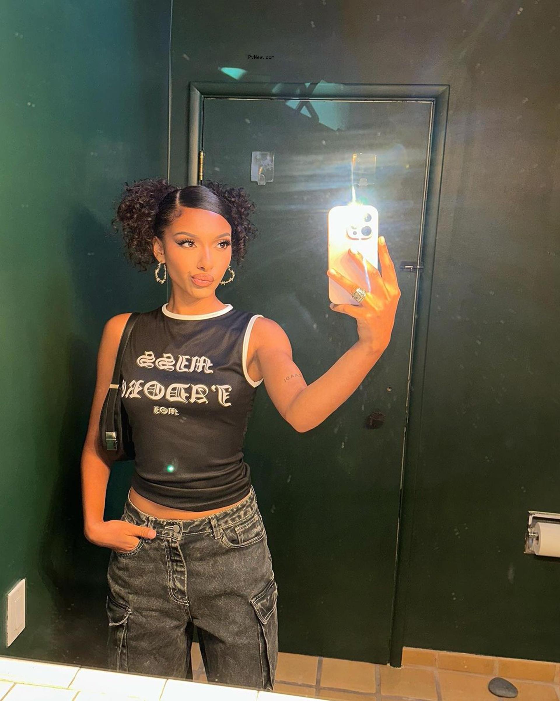 Emaza Gibson taking a mirror selfie.