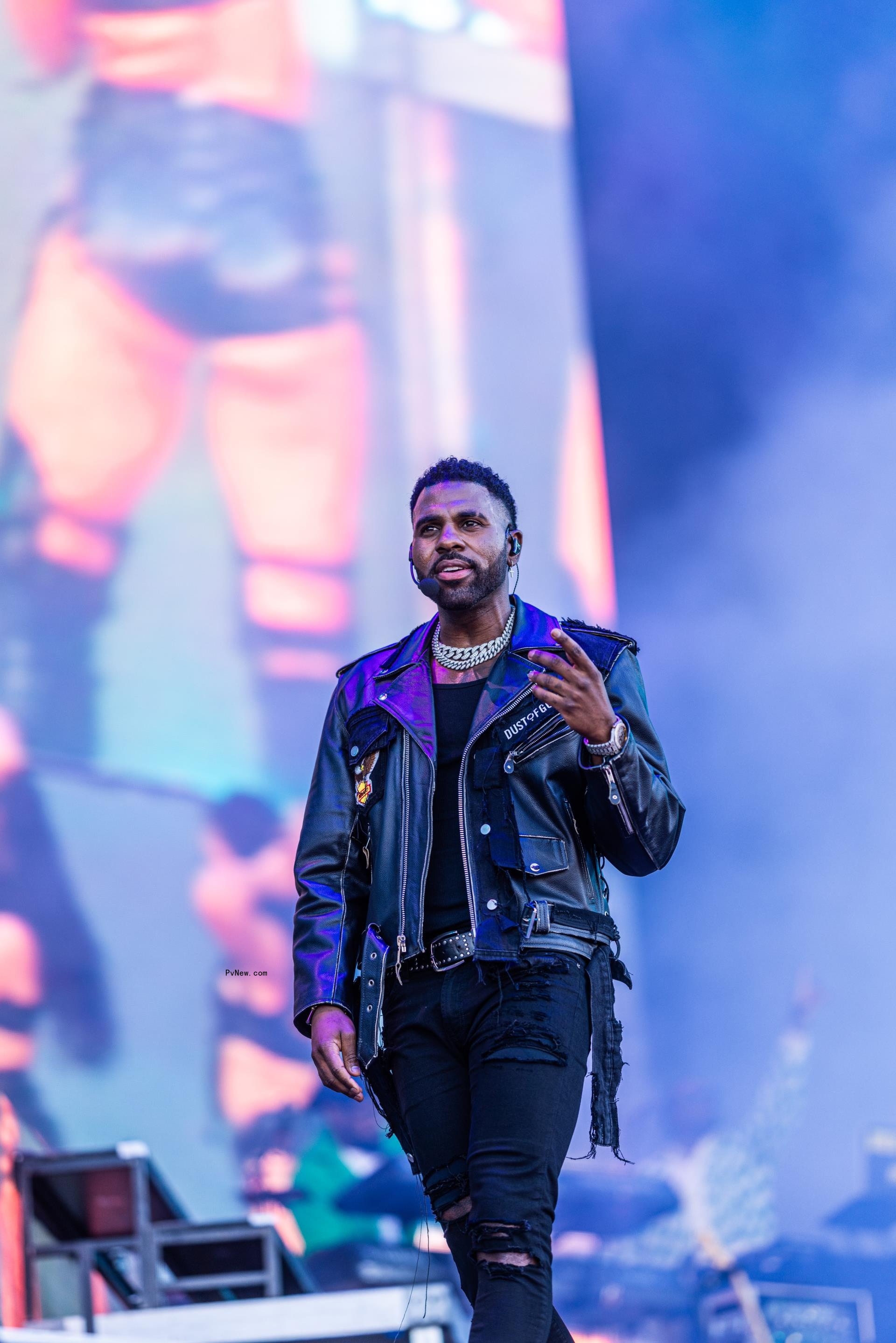 Jason Derulo onstage.