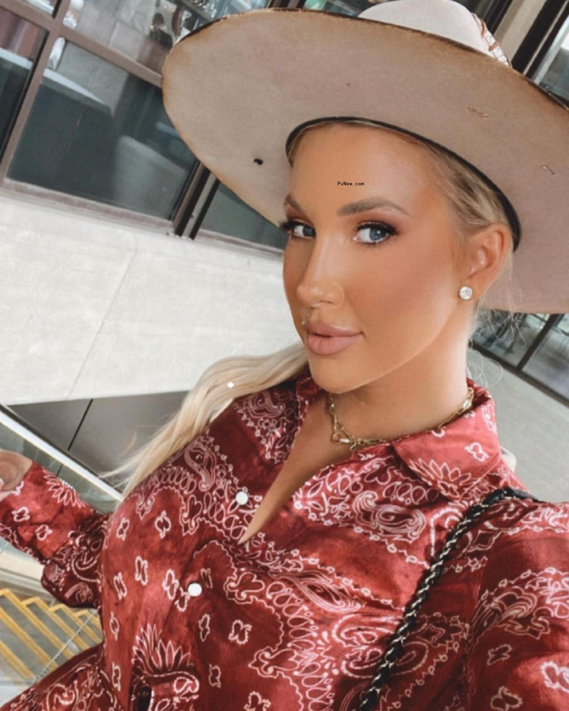 Savannah Chrisley takes selfie in hat