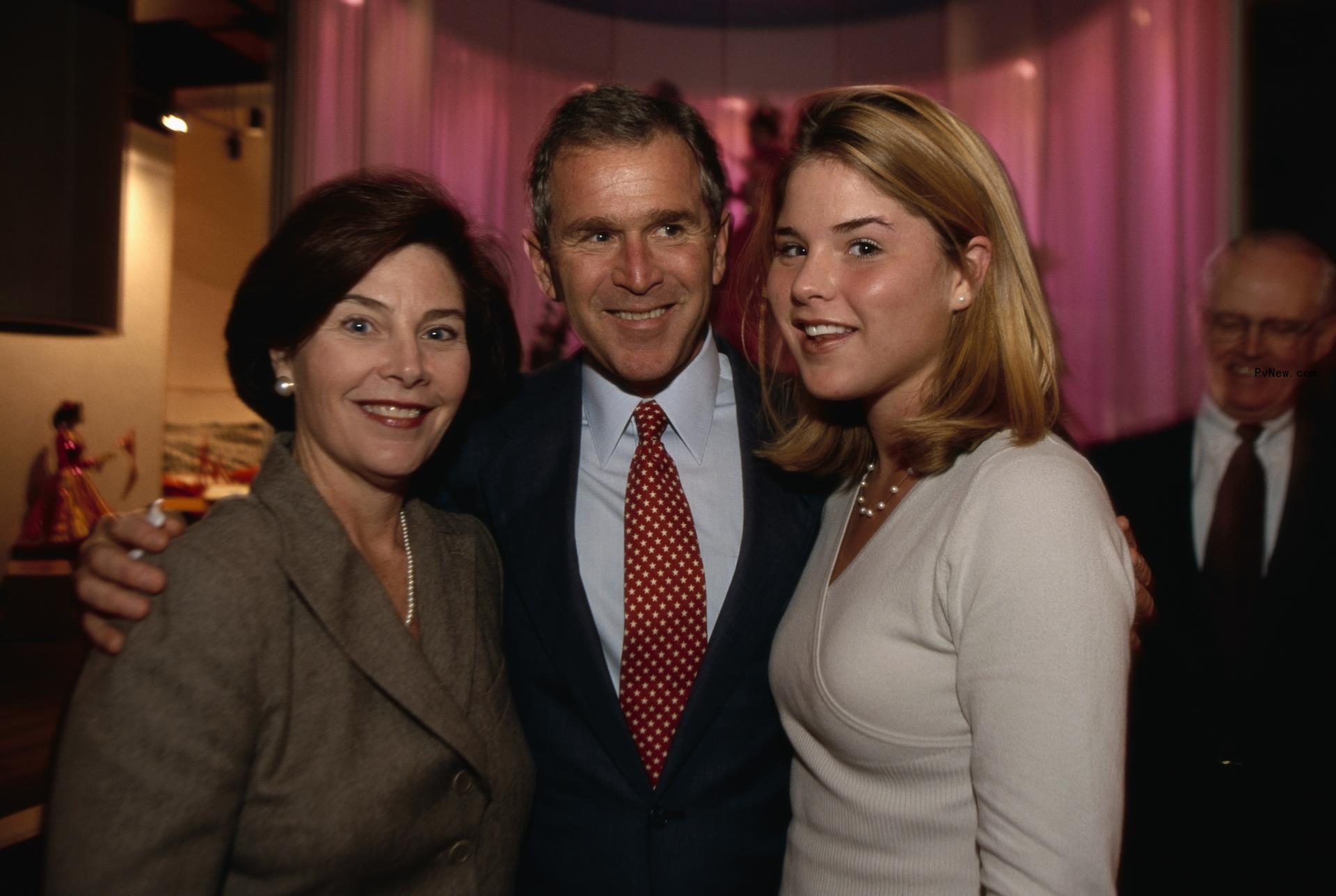 Laura Bush, George W. Bush and Jenna Bush Hager posing in an old photo together 