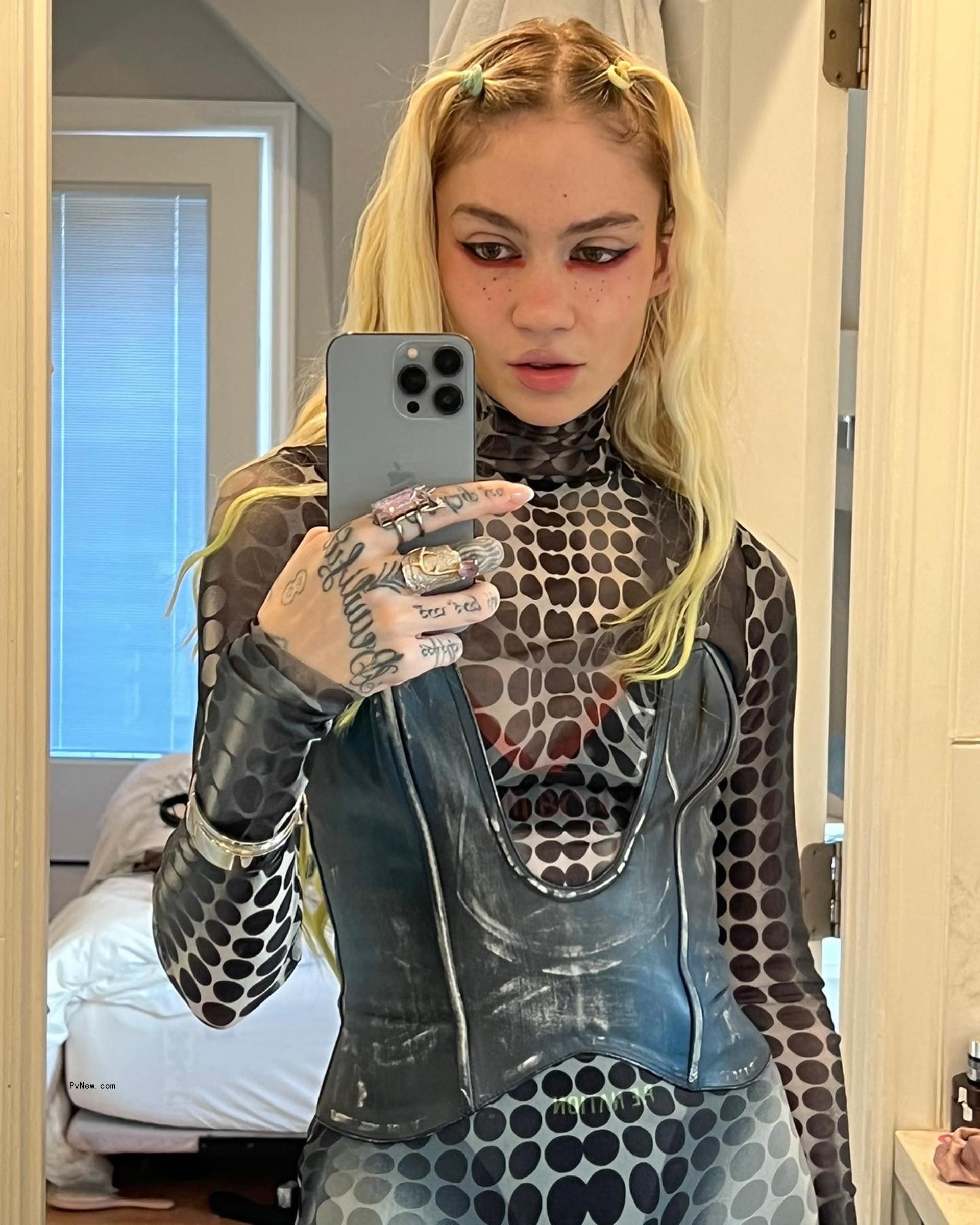 Grimes taking a mirror selfie.