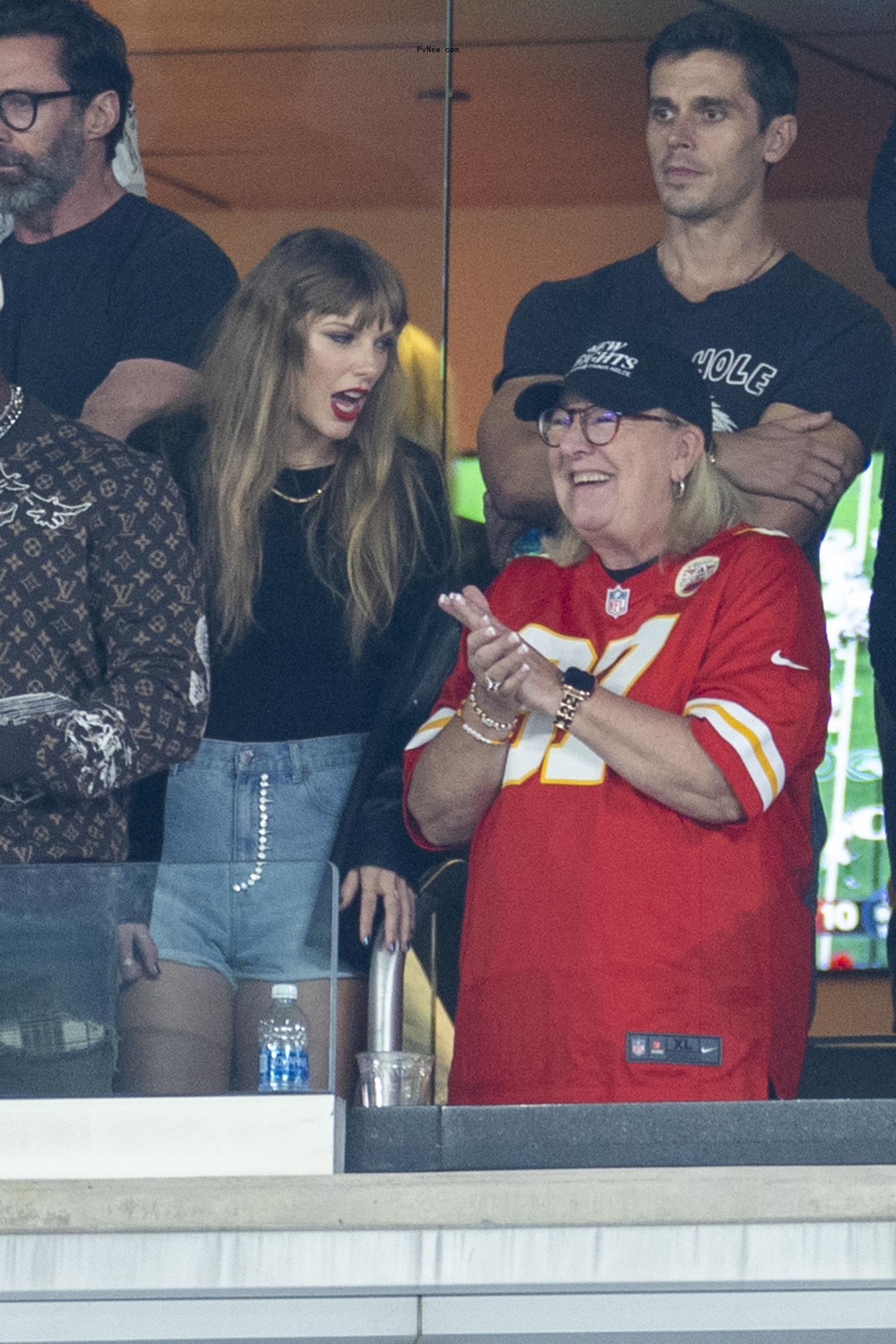 Do<i></i>nna Kelce and Taylor Swift talking