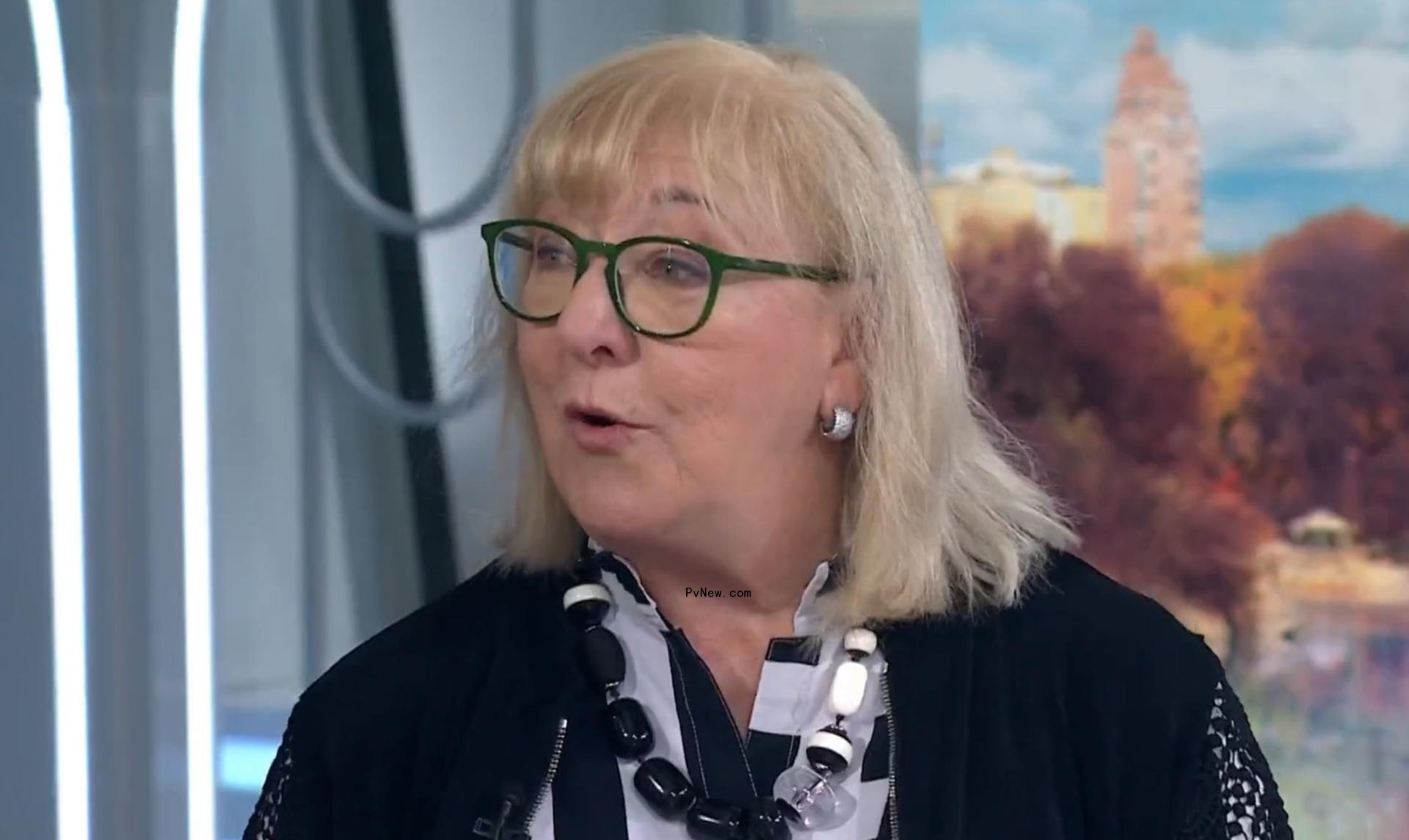 Do<i></i>nna Kelce talking on the 