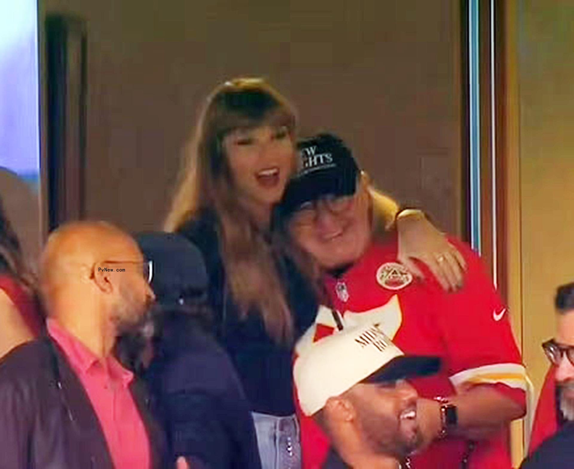Taylor Swift and Do<i></i>nna Kelce