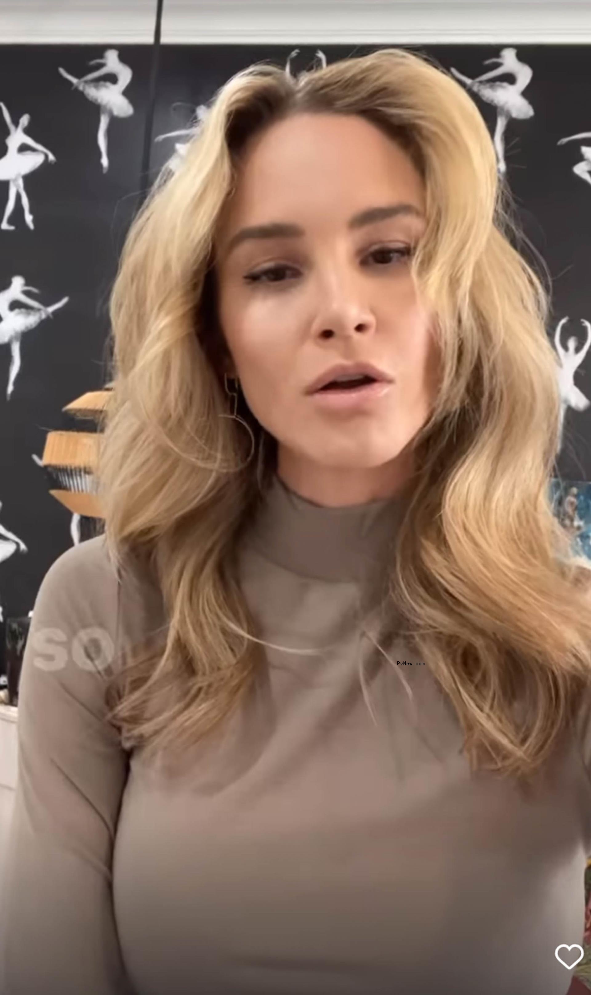 Meghan king wears turtleneck