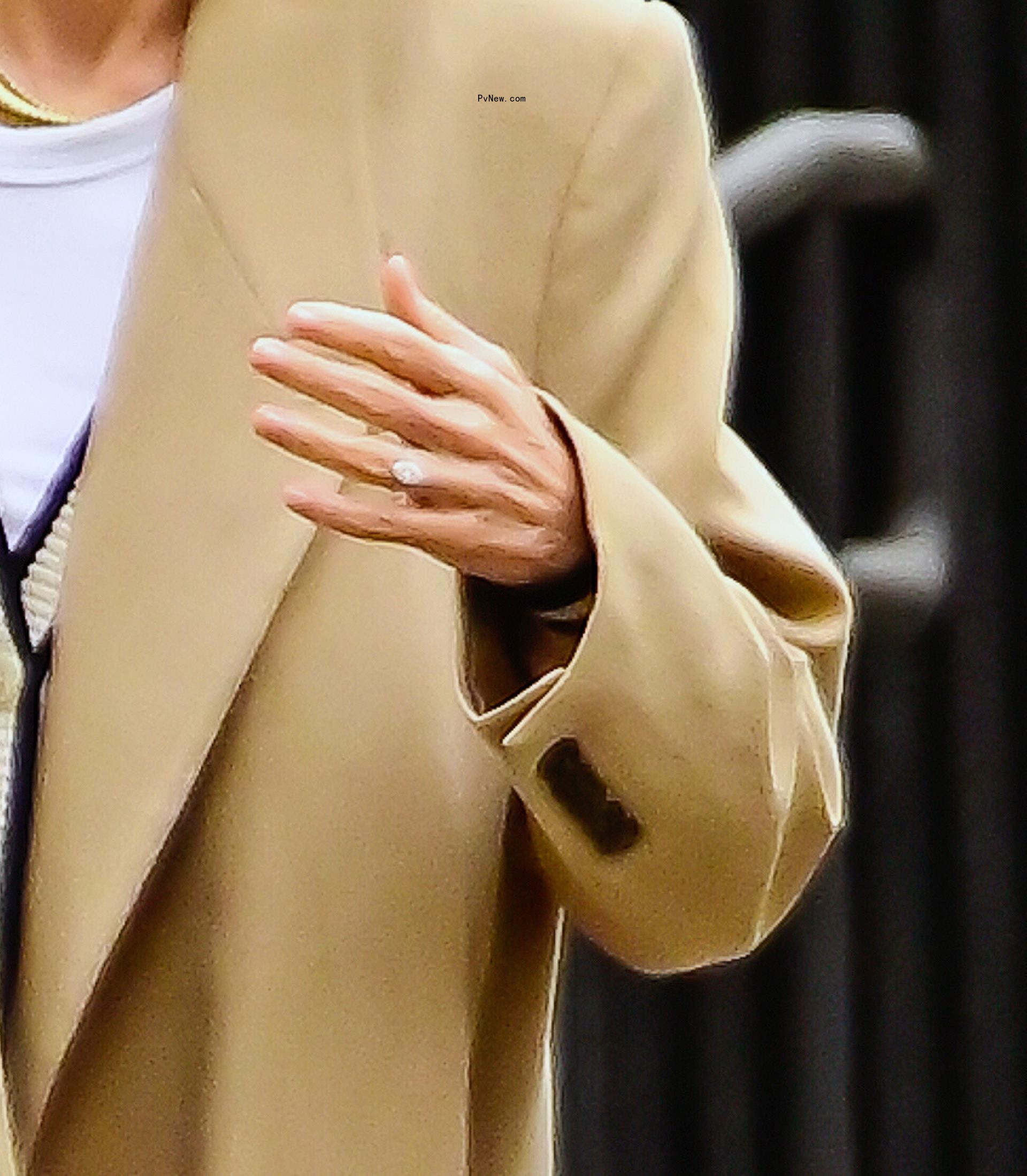 Naomi Watts wears ring