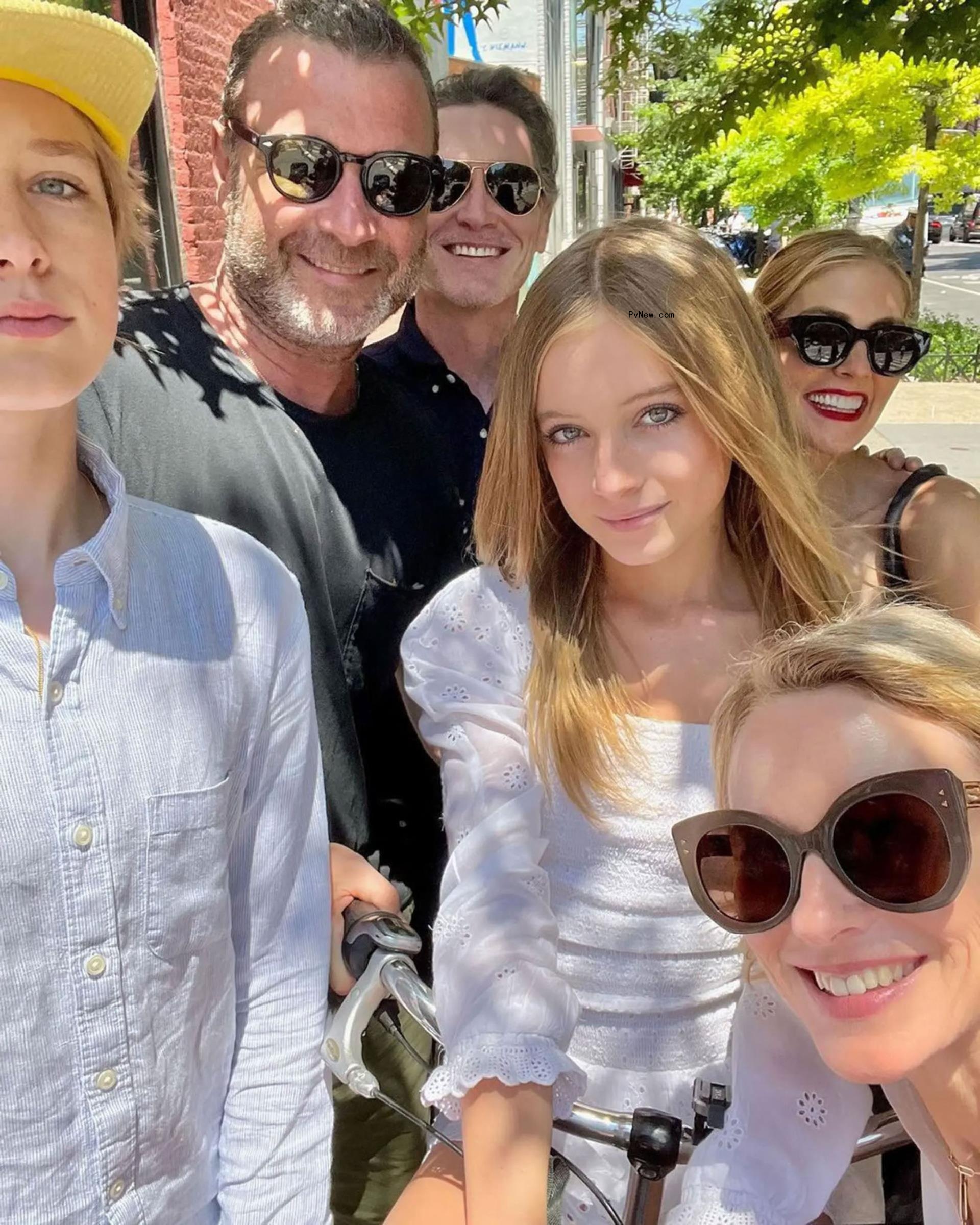 Naomi Watts, Liev Schreiber, Naomi Watts and Taylor Niesen pose with Kai at graduation