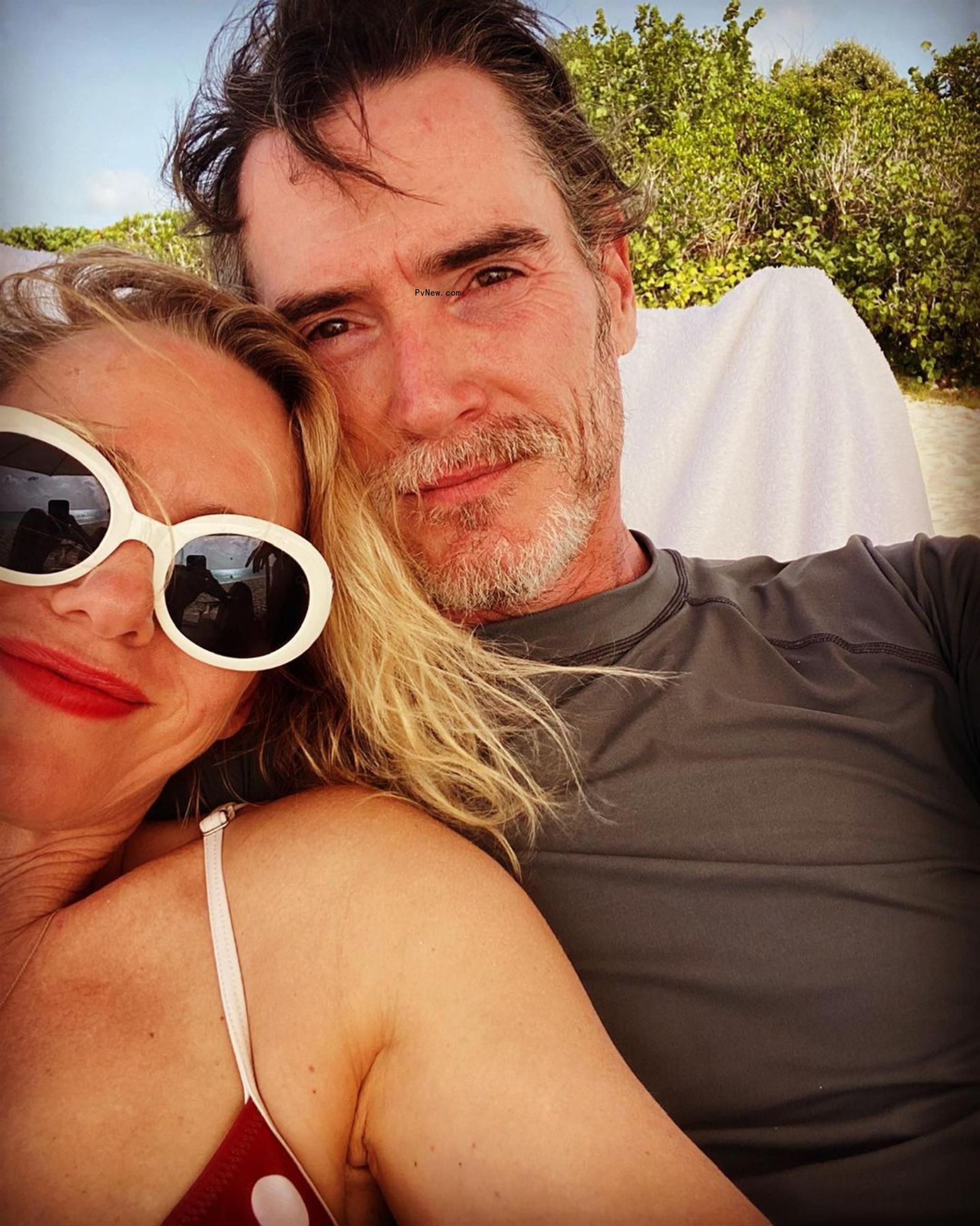 Naomi Watts and Billy Crudup take selfie