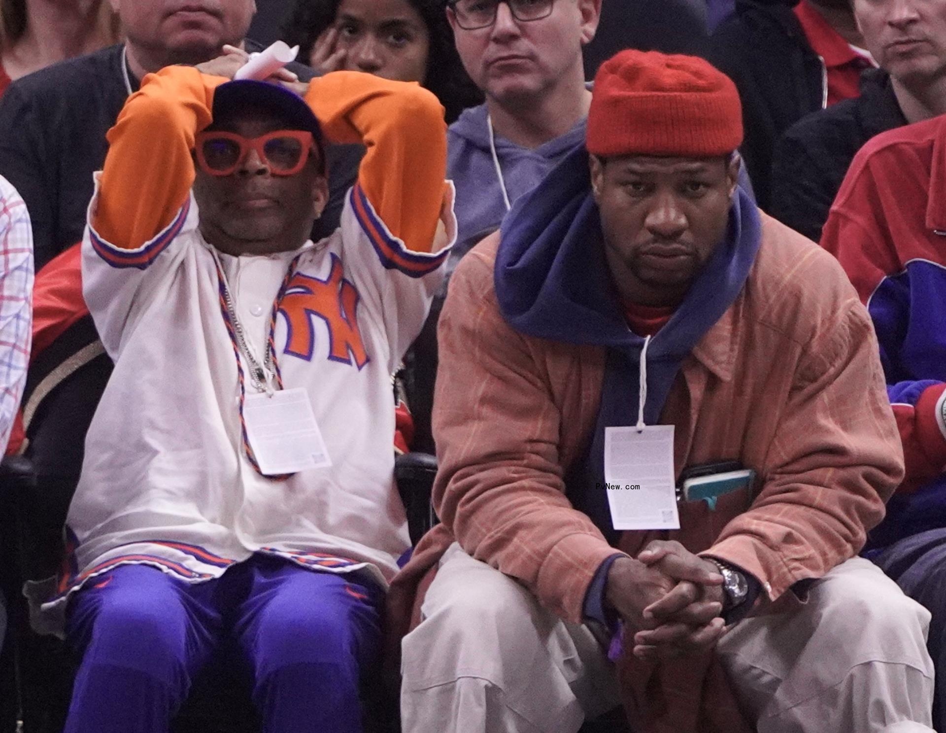Spike Lee and Jo<i></i>nathan Majors attend a basketball game